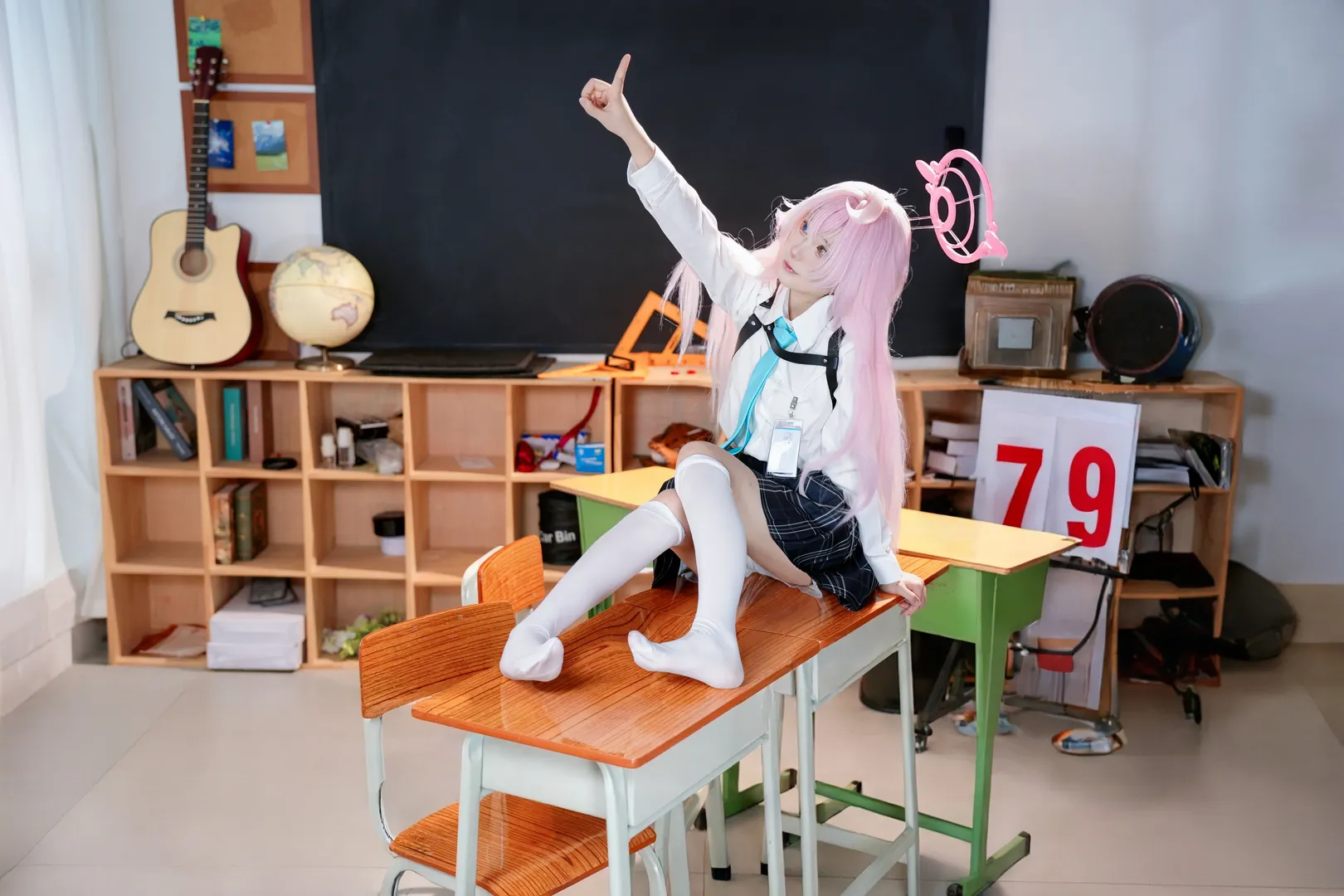 蔚蓝档案, 小鸟游星野cos, cosplay摄影, 白丝过膝袜, 教室 - 第5张