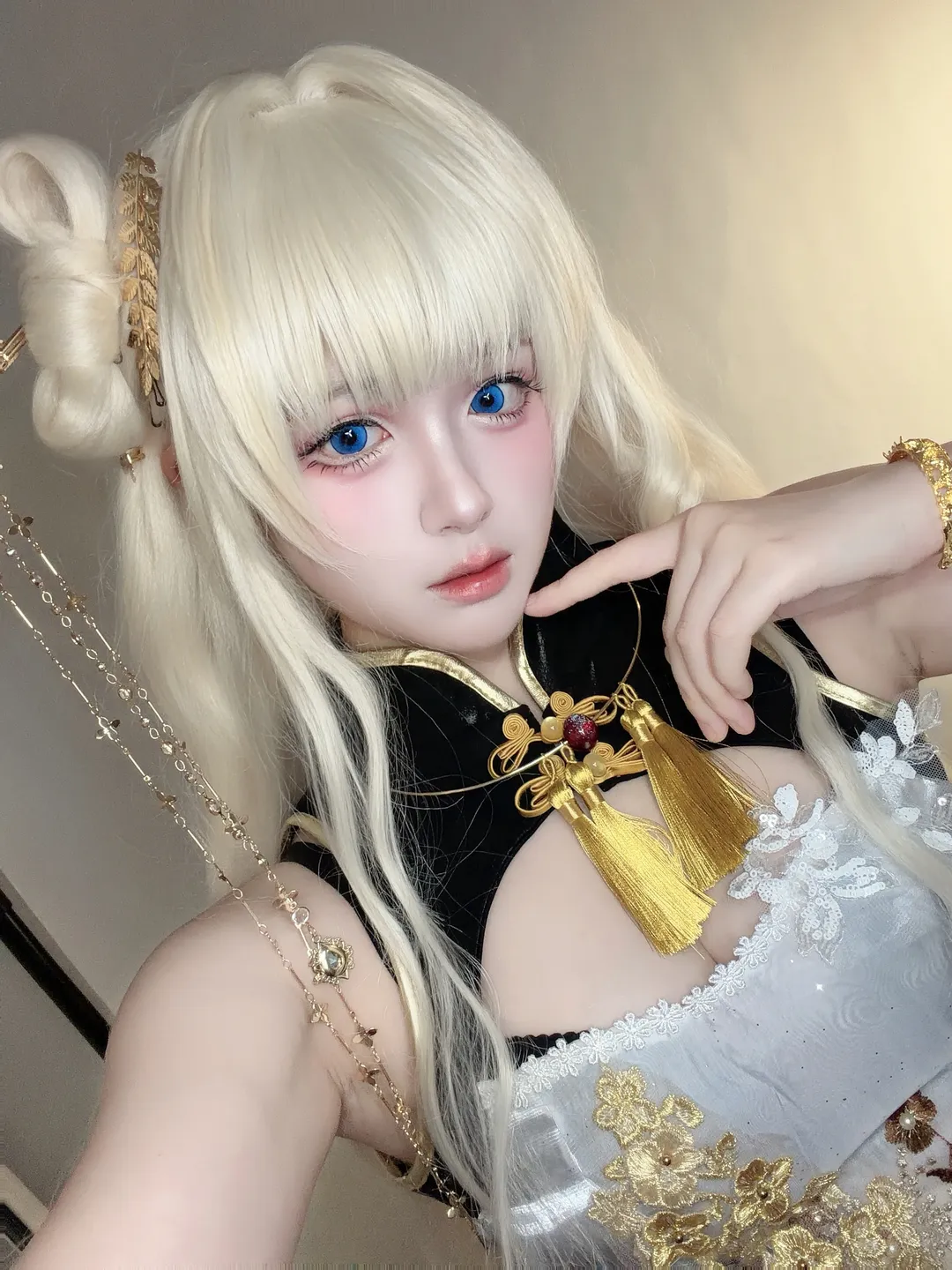 冷脸萌, 胜利女神nikke cosplay, 白毛蓝瞳, 反差颜, 黑金战袍 - 第1张