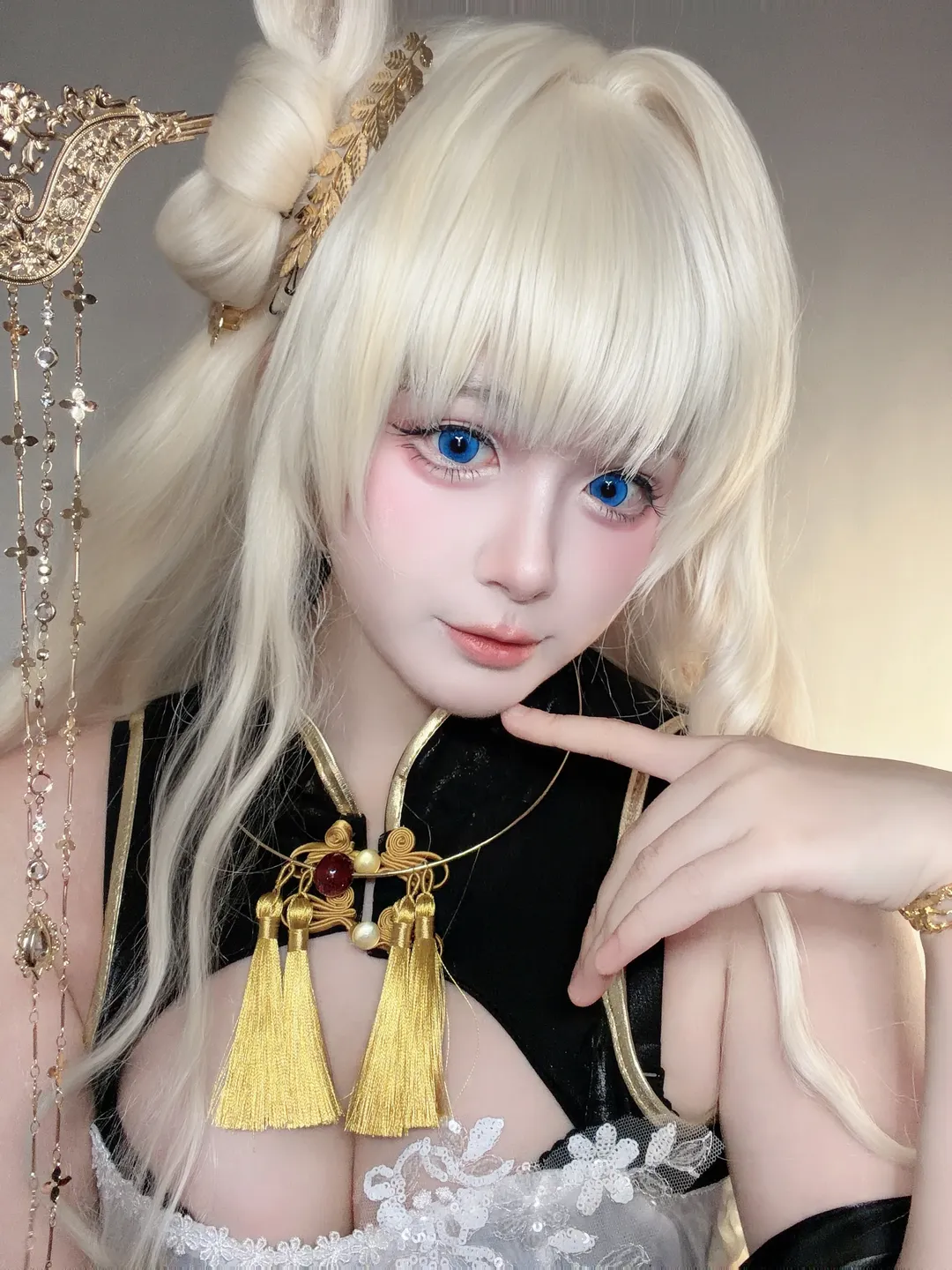 クールな可愛さ, 勝利の女神：NIKKE コスプレ, 白髪青眼, ギャップ顔, 黒金バトルローブ