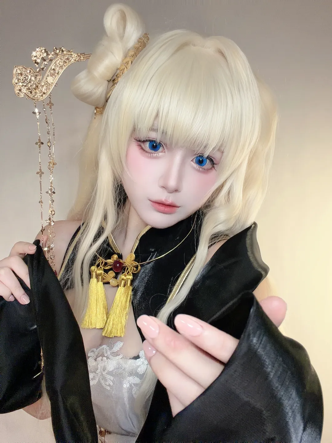 胜利女神nikke, 国风cosplay, 蓝色美瞳, 金色假发, 流苏配饰