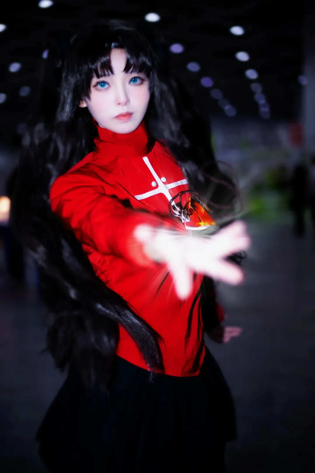 漫展场照, 远坂凛cos, fate, 黑丝过膝袜, 红黑制服 - 第1张