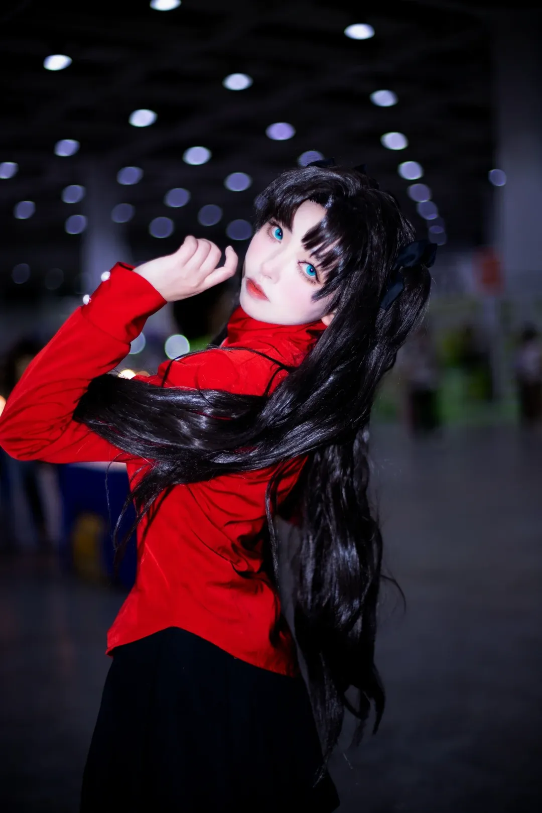 漫展场照, 远坂凛cos, fate, 黑丝过膝袜, 红黑制服 - 第2张