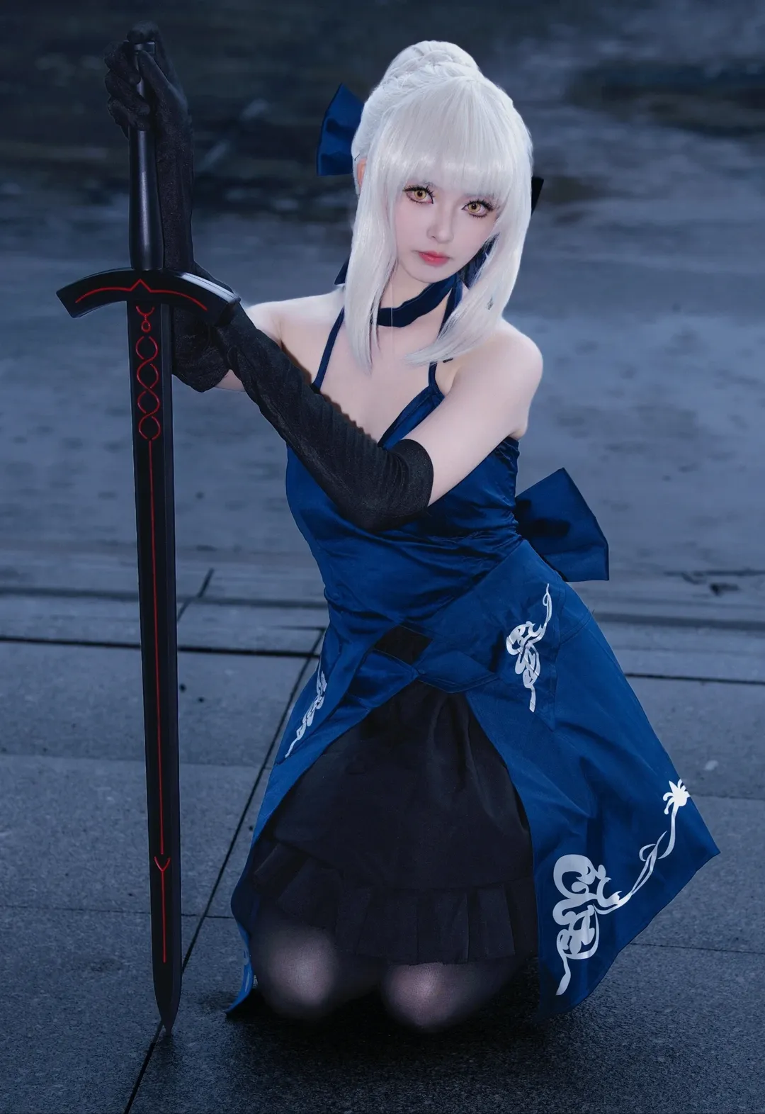 阿尔托莉雅cos, fate, 黑丝长筒袜, 石板地外景, 冷调修图