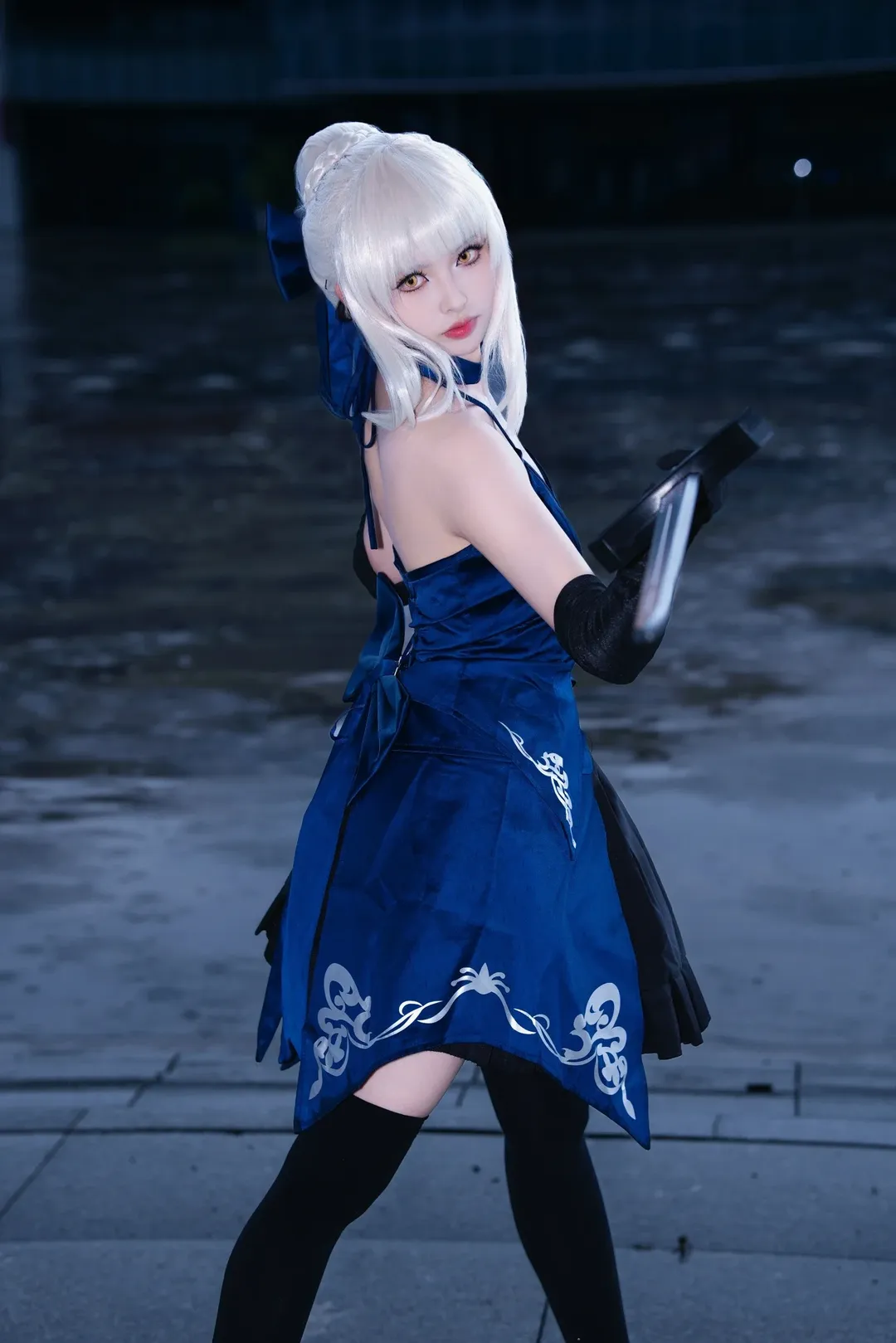 阿尔托莉雅cos, fate, 黑丝长筒袜, 石板地外景, 冷调修图 - 第4张