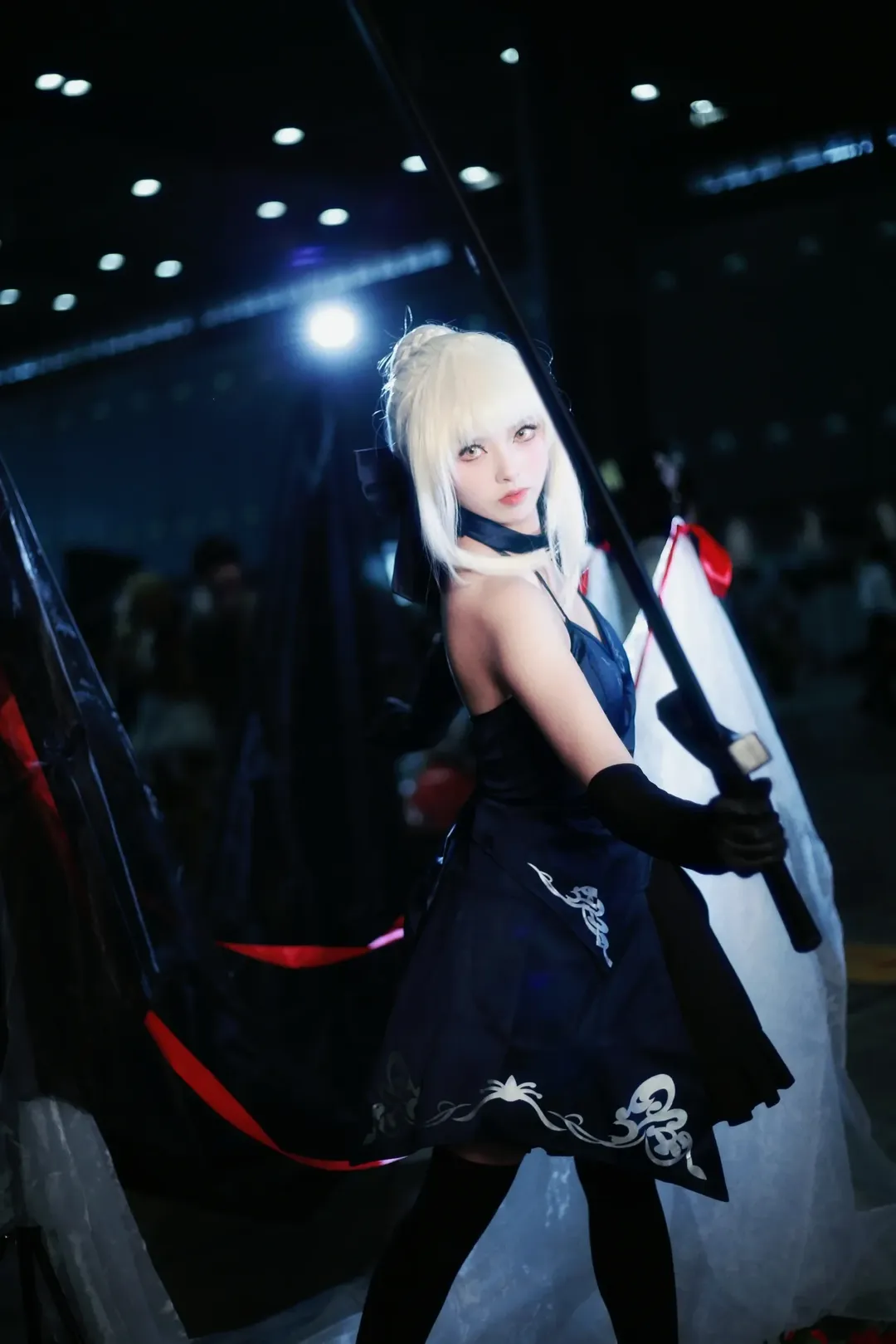 Convention photo, Fate/Grand Order, Convention photos, Altria cosplay, Black tights outfit - Image 3