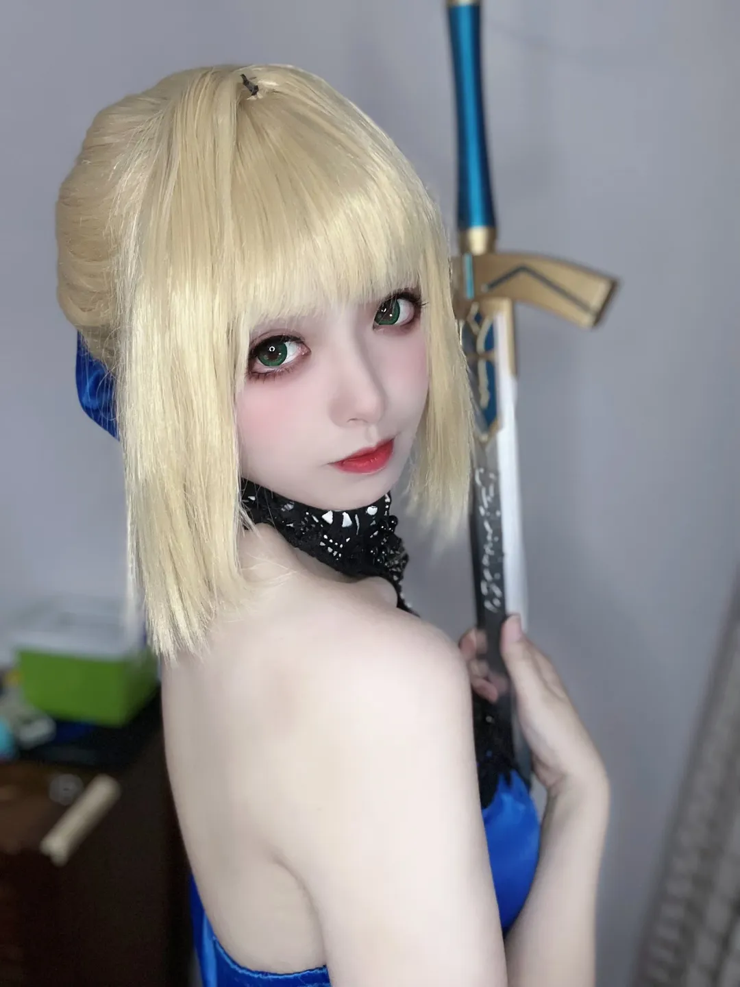 Fate/Grand Order, アルトリア コスプレ, 我が王コスプレ, 金髪, 背中あきの青いドレス - 1枚目