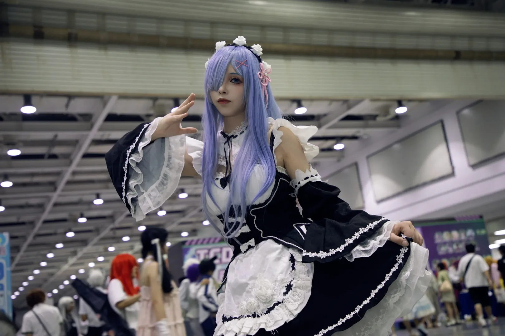 メイド服, Re:ゼロから始める異世界生活, イベント写真, 白ストッキング, レム コスプレ - 1枚目