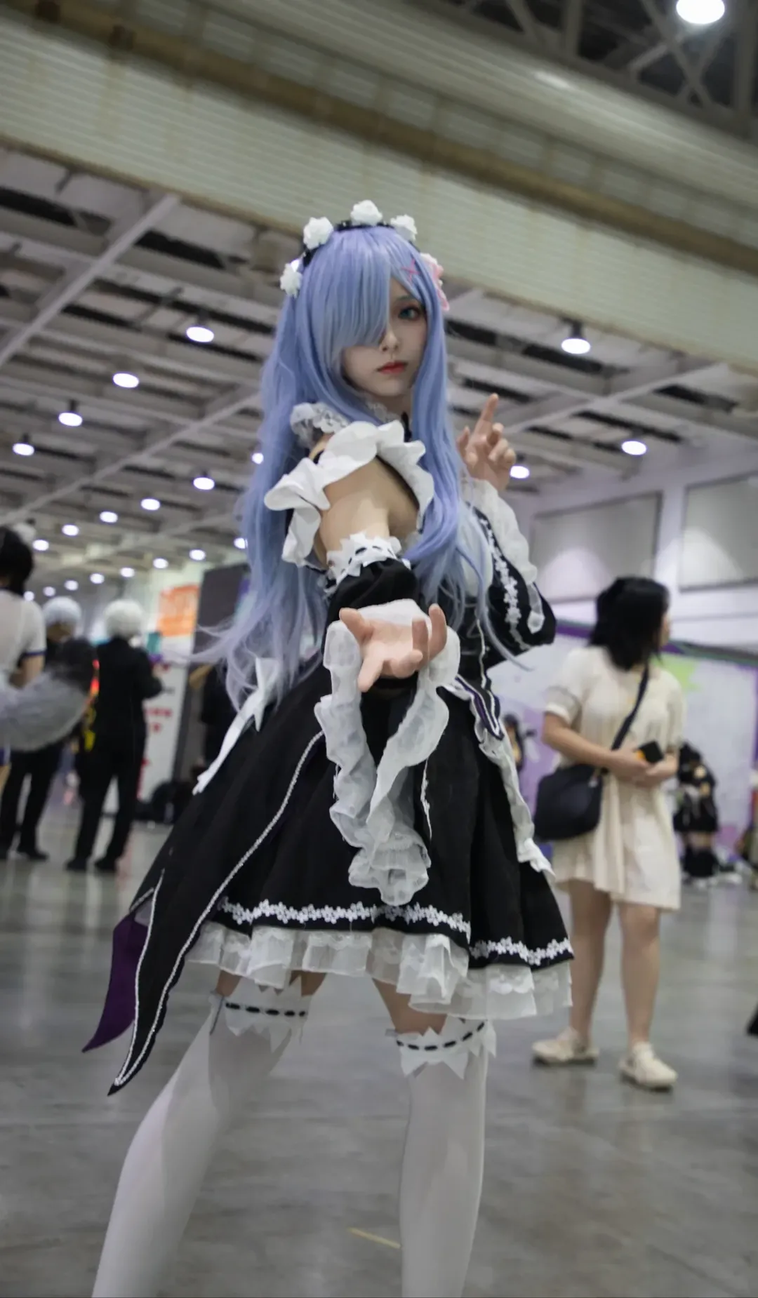 メイド服, Re:ゼロから始める異世界生活, イベント写真, 白ストッキング, レム コスプレ - 3枚目