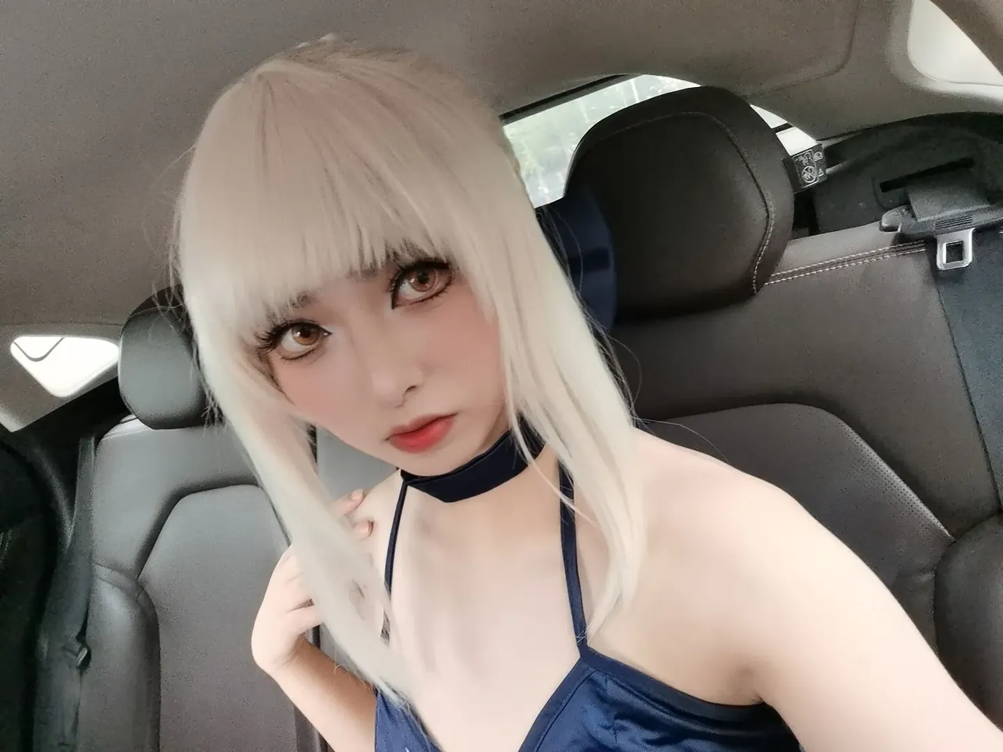 Fate/Grand Order, 阿尔托莉雅cos, 二次元美少女, 银白假发, 车内拍摄 - 第2张
