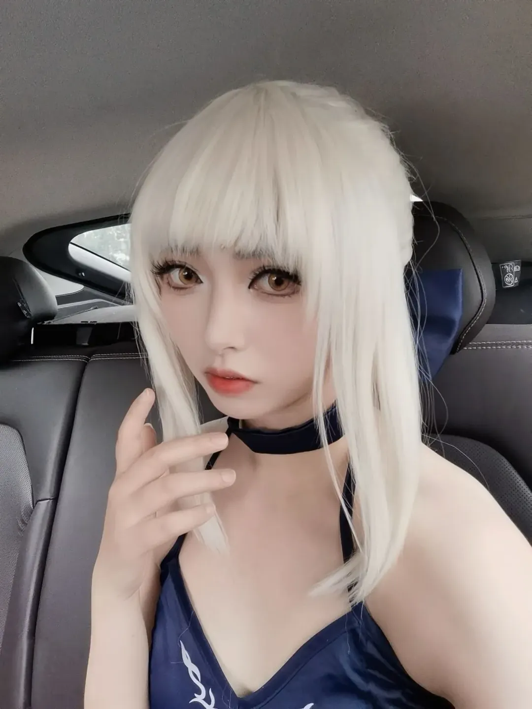 Fate/Grand Order, 阿尔托莉雅cos, 二次元美少女, 银白假发, 车内拍摄 - 第3张