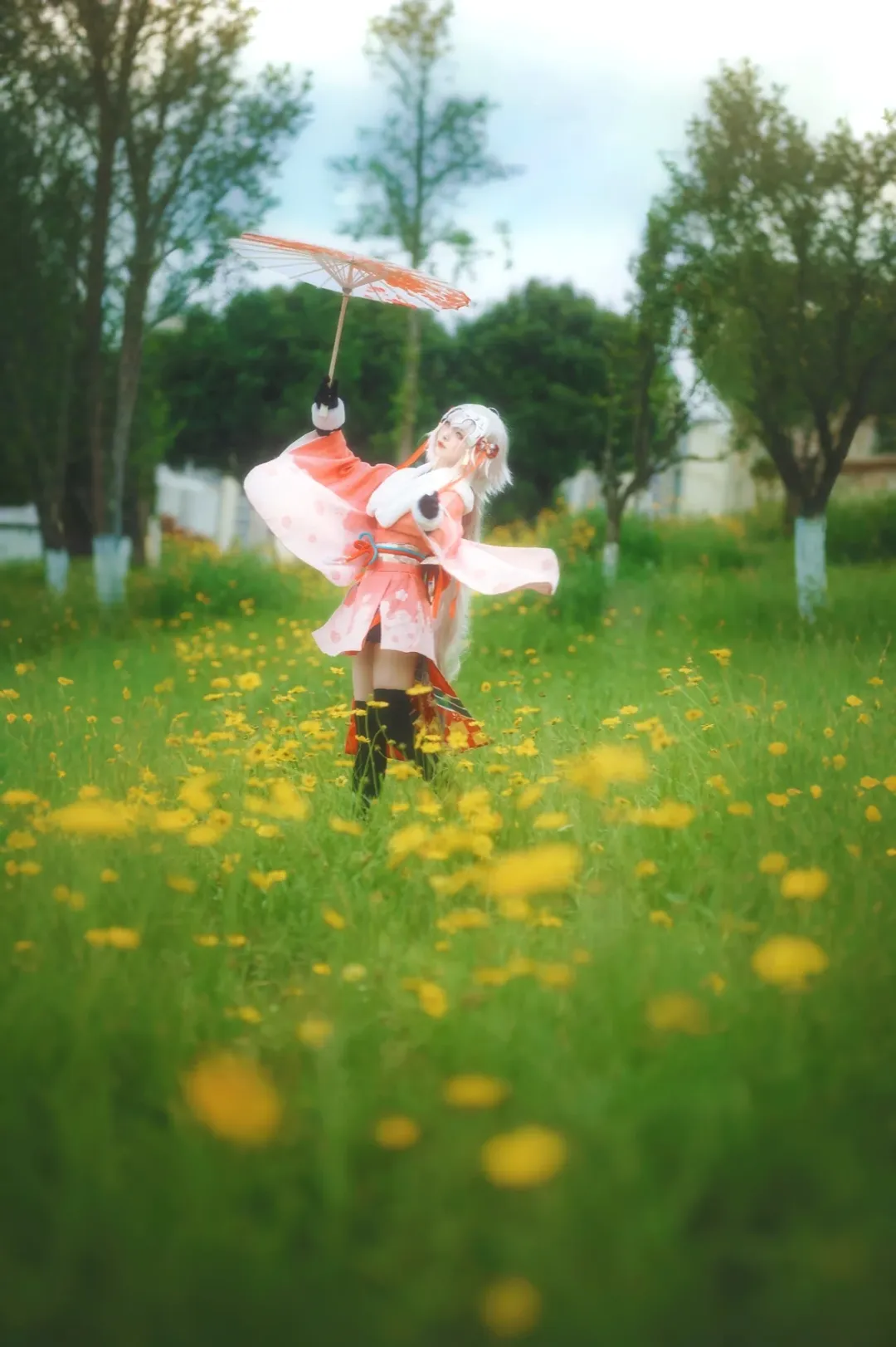 花畑の撮影, Fate/Grand Order, 黒ストッキングコスプレ, ジャンヌ・オルタ・リリィ コスプレ, 春の屋外撮影 - 1枚目