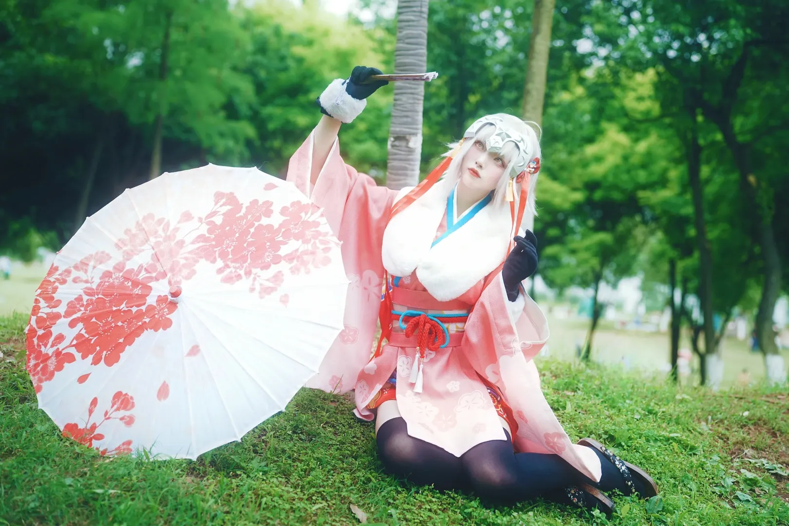 花畑の撮影, Fate/Grand Order, 黒ストッキングコスプレ, ジャンヌ・オルタ・リリィ コスプレ, 春の屋外撮影 - 10枚目