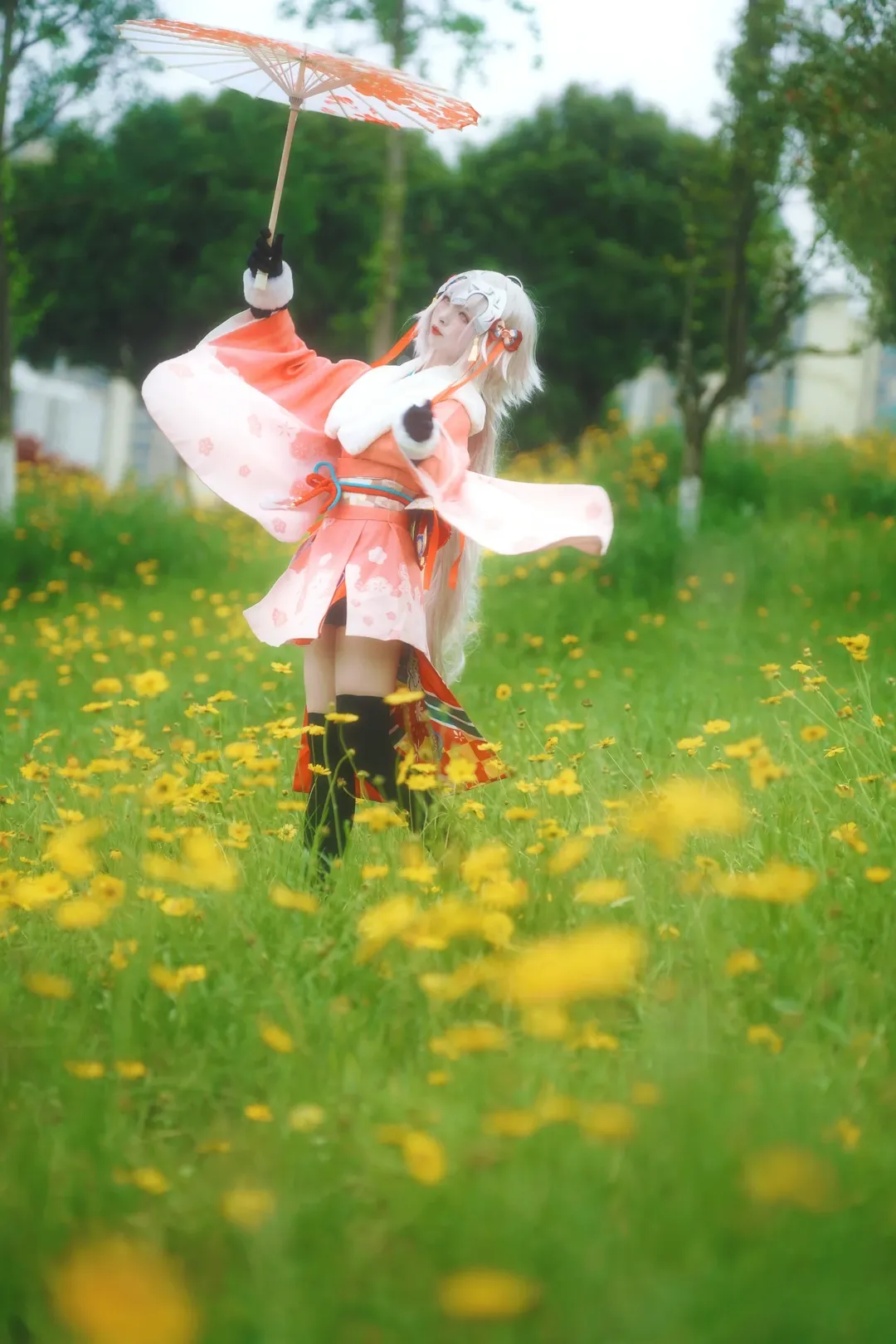 花畑の撮影, Fate/Grand Order, 黒ストッキングコスプレ, ジャンヌ・オルタ・リリィ コスプレ, 春の屋外撮影 - 2枚目