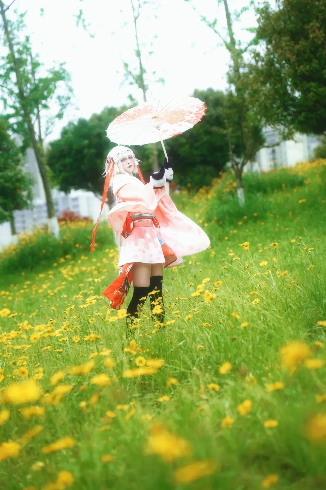 花畑の撮影, Fate/Grand Order, 黒ストッキングコスプレ, ジャンヌ・オルタ・リリィ コスプレ, 春の屋外撮影 - 3枚目