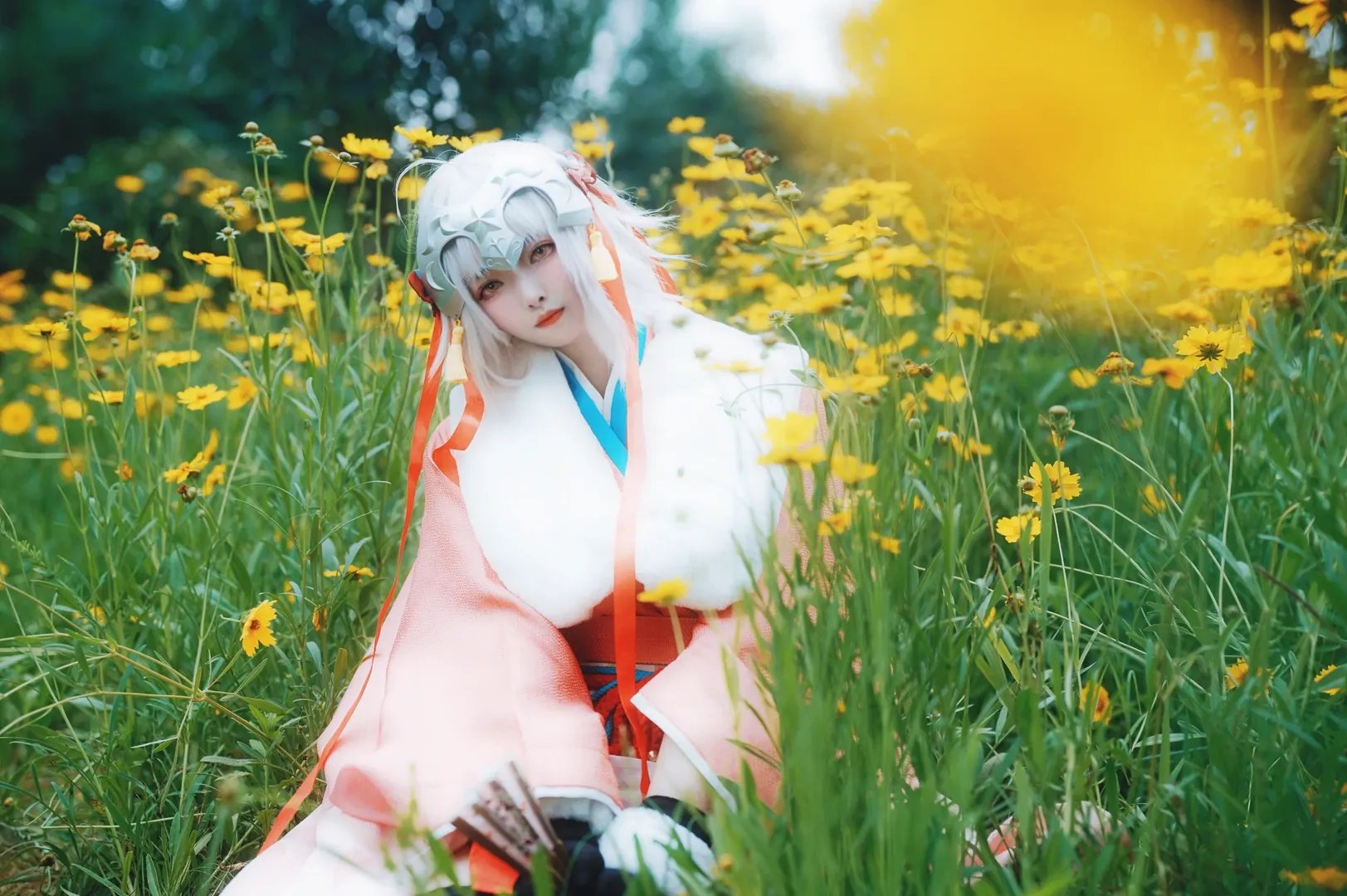 花畑の撮影, Fate/Grand Order, 黒ストッキングコスプレ, ジャンヌ・オルタ・リリィ コスプレ, 春の屋外撮影 - 4枚目