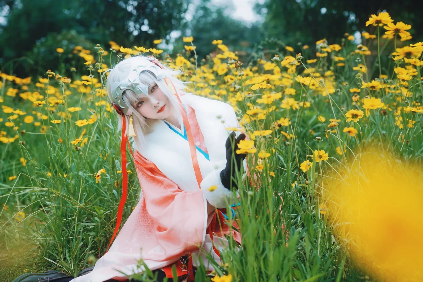 花畑の撮影, Fate/Grand Order, 黒ストッキングコスプレ, ジャンヌ・オルタ・リリィ コスプレ, 春の屋外撮影 - 5枚目