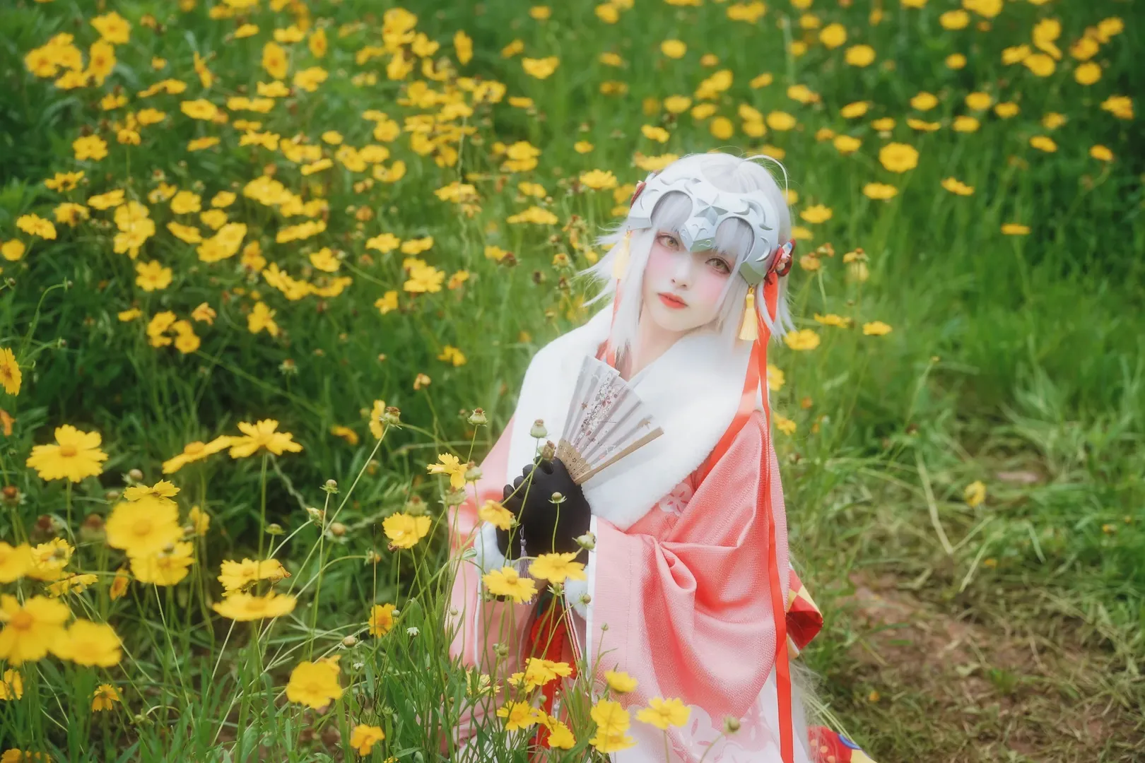 花畑の撮影, Fate/Grand Order, 黒ストッキングコスプレ, ジャンヌ・オルタ・リリィ コスプレ, 春の屋外撮影 - 9枚目