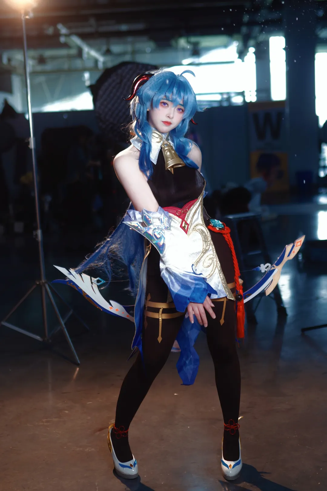 原神, 甘雨cos, 漫展场照, 丝袜cosplay, 蓝发弓箭手 - 第3张
