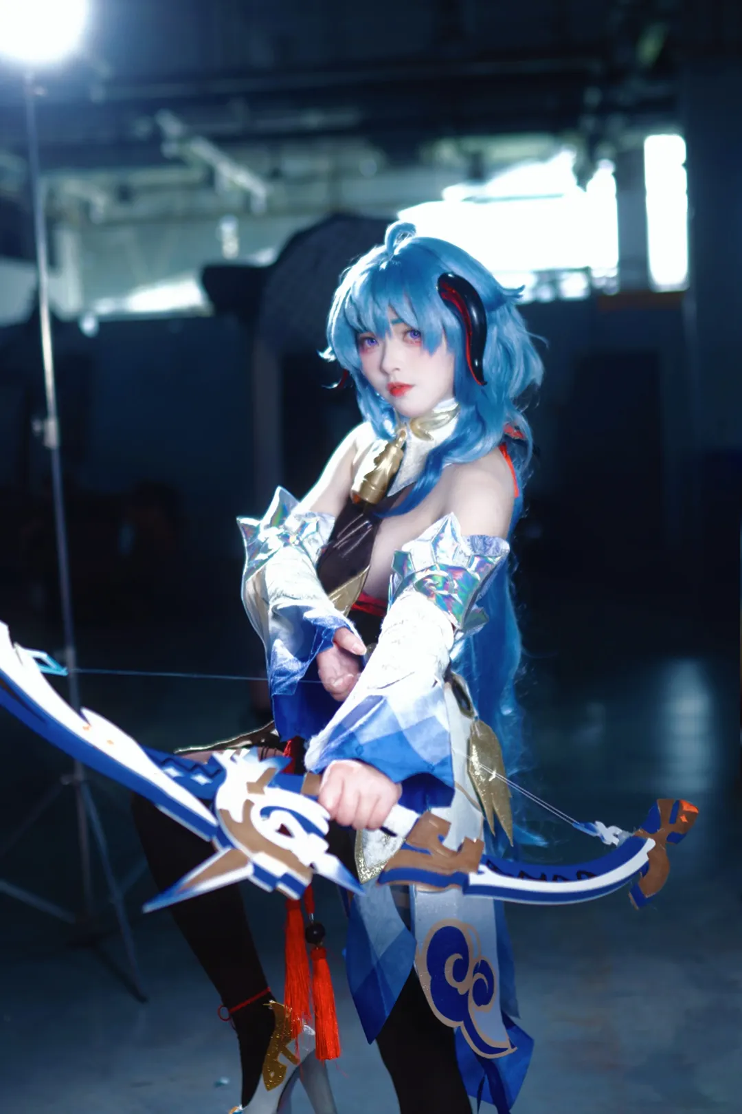 原神, 甘雨cos, 漫展场照, 丝袜cosplay, 蓝发弓箭手 - 第4张