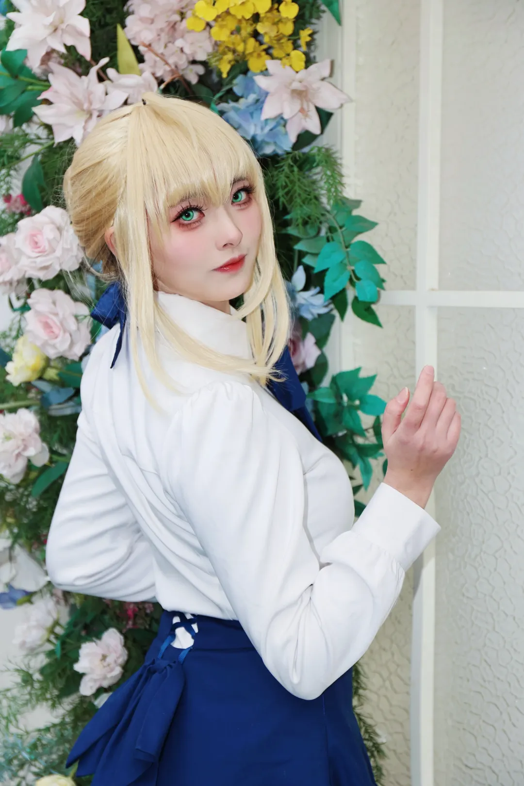 Fate/Grand Order, アルトリア コスプレ, コスプレ撮影, 白シャツ制服, フラワーウォール背景 - 1枚目