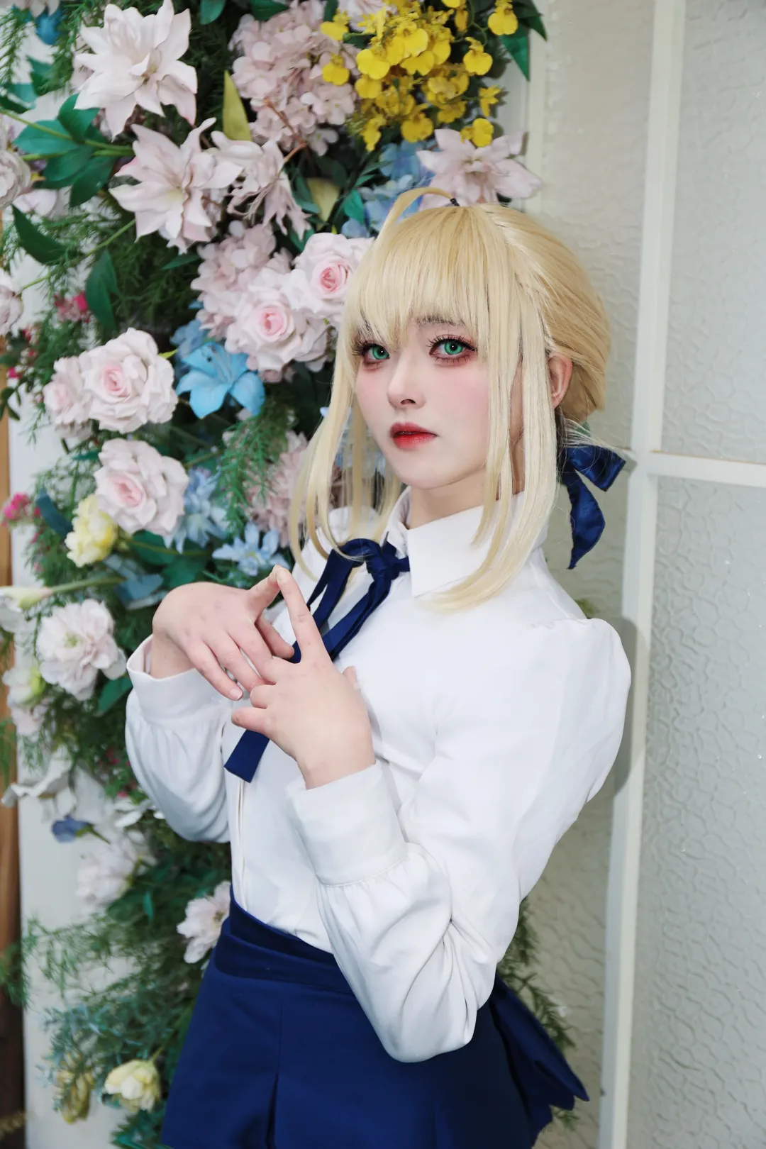 Fate/Grand Order, アルトリア コスプレ, コスプレ撮影, 白シャツ制服, フラワーウォール背景 - 2枚目