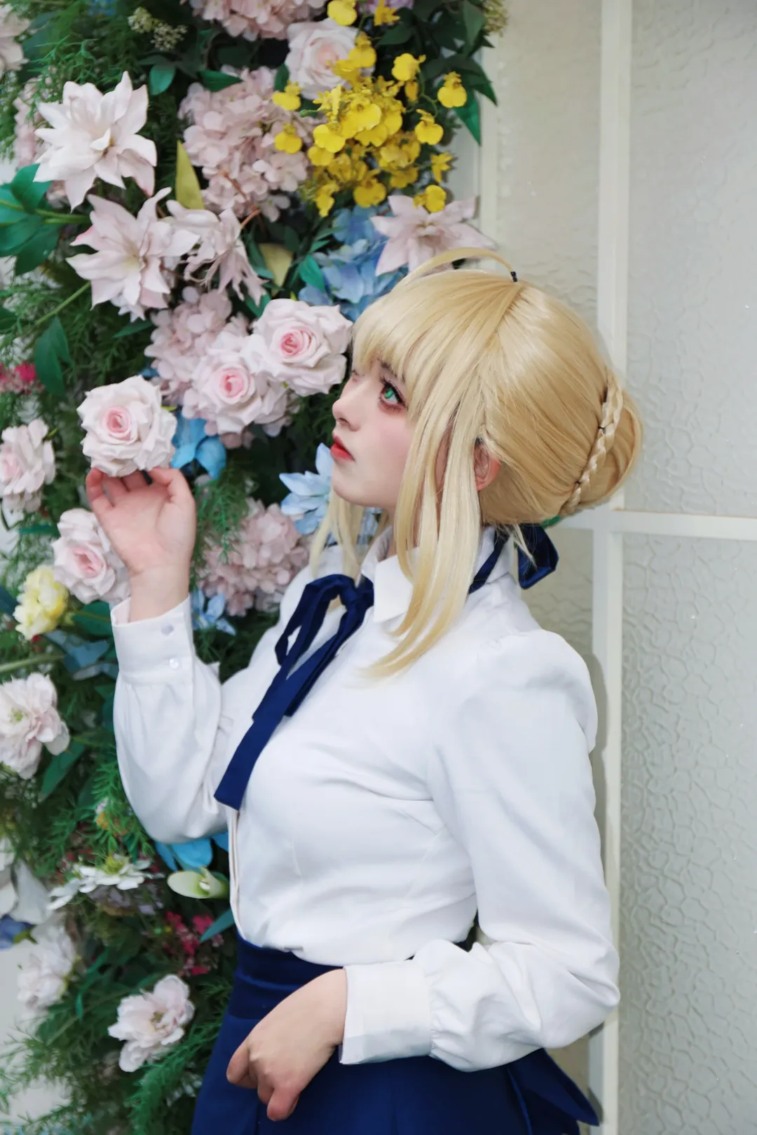 Fate/Grand Order, アルトリア コスプレ, コスプレ撮影, 白シャツ制服, フラワーウォール背景 - 3枚目