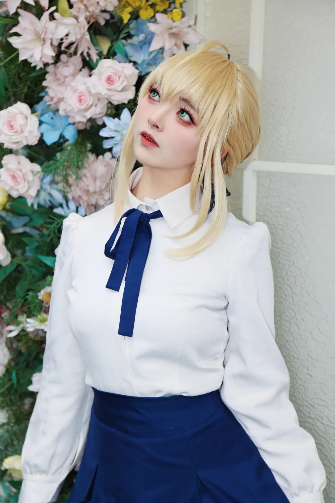 Fate/Grand Order, アルトリア コスプレ, コスプレ撮影, 白シャツ制服, フラワーウォール背景 - 4枚目