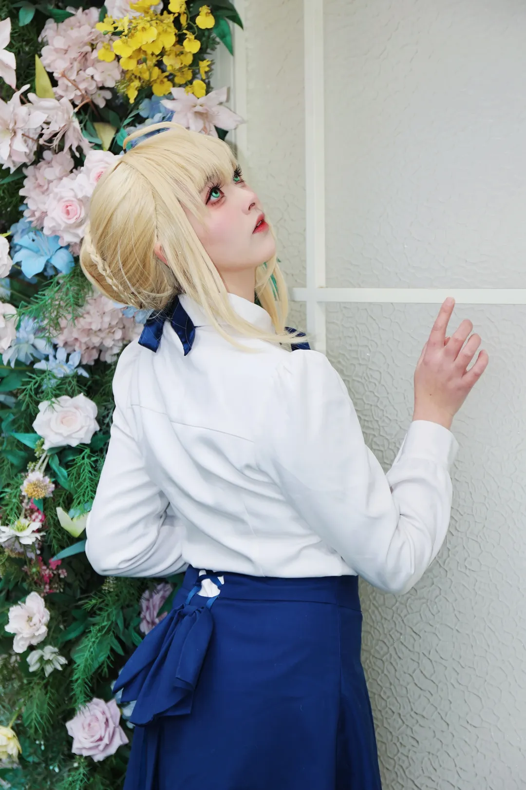 Fate/Grand Order, アルトリア コスプレ, コスプレ撮影, 白シャツ制服, フラワーウォール背景 - 5枚目