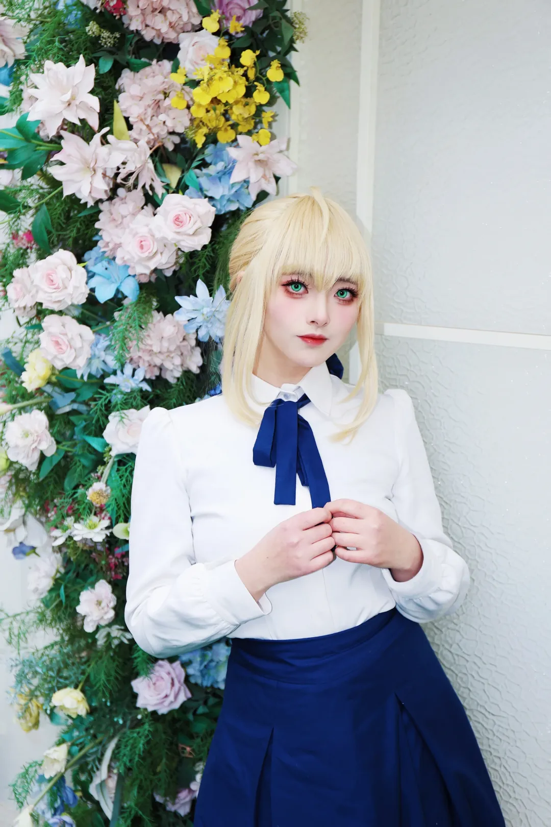 Fate/Grand Order, アルトリア コスプレ, コスプレ撮影, 白シャツ制服, フラワーウォール背景 - 7枚目