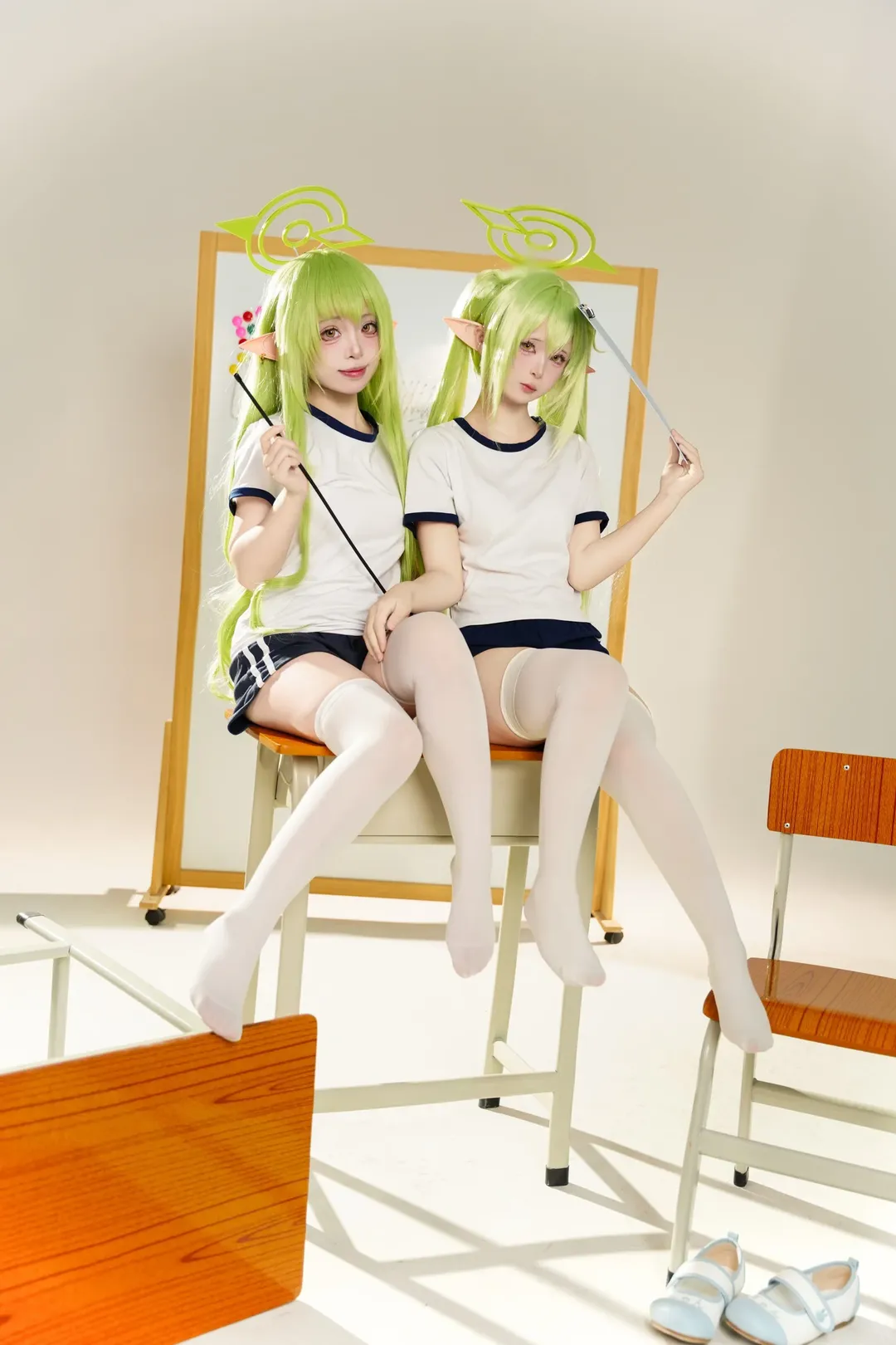 蔚蓝档案, 教室写真, 双人cosplay, 白丝cos, 铁道双子cos - 第2张