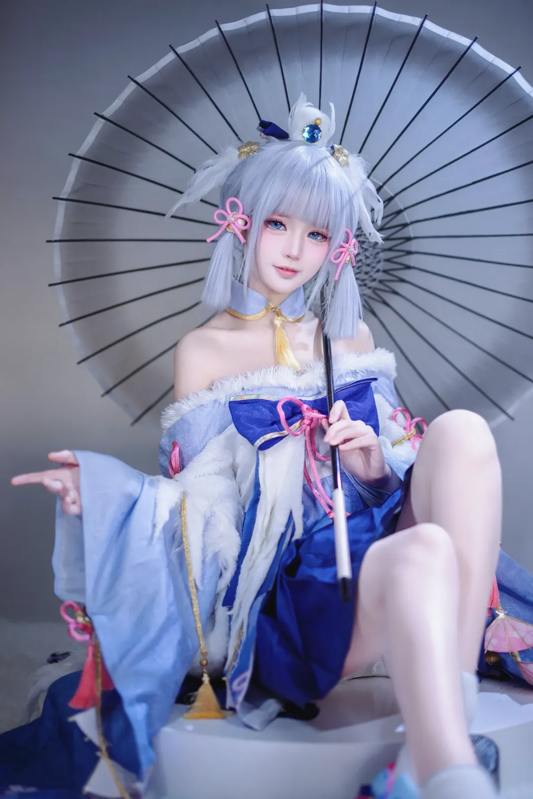 原神, 二次元摄影, 神里绫华cos, 银白假发, 蓝白华服 - 第1张