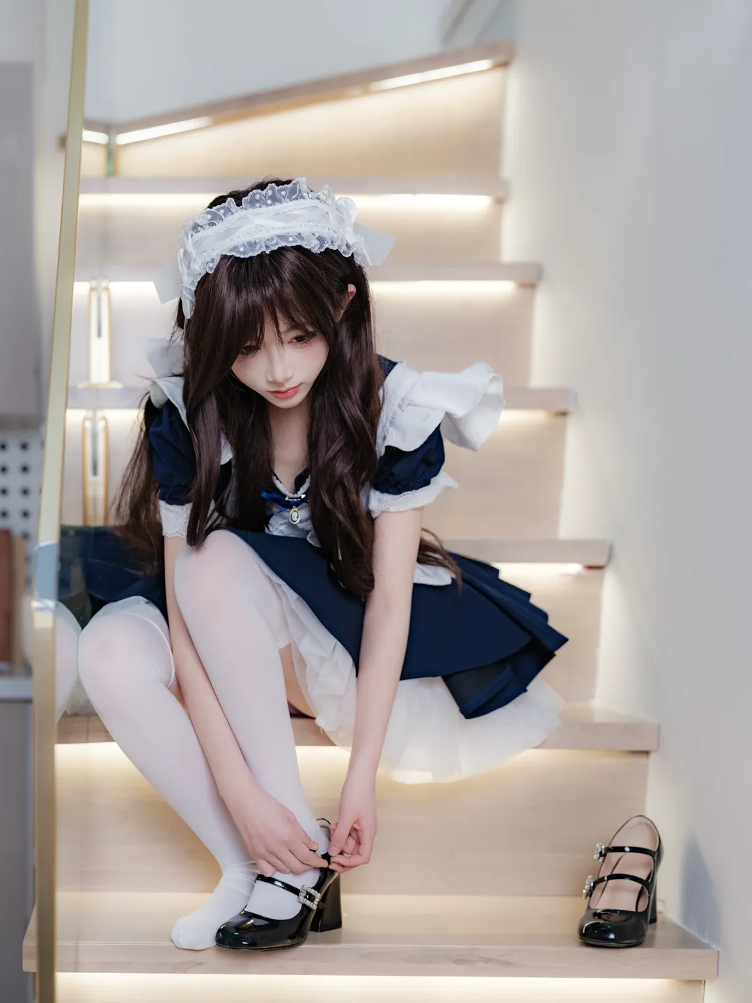 少女写真, 白ニーソコーデ, おうちの雰囲気, メイドコスプレ, 階段撮影