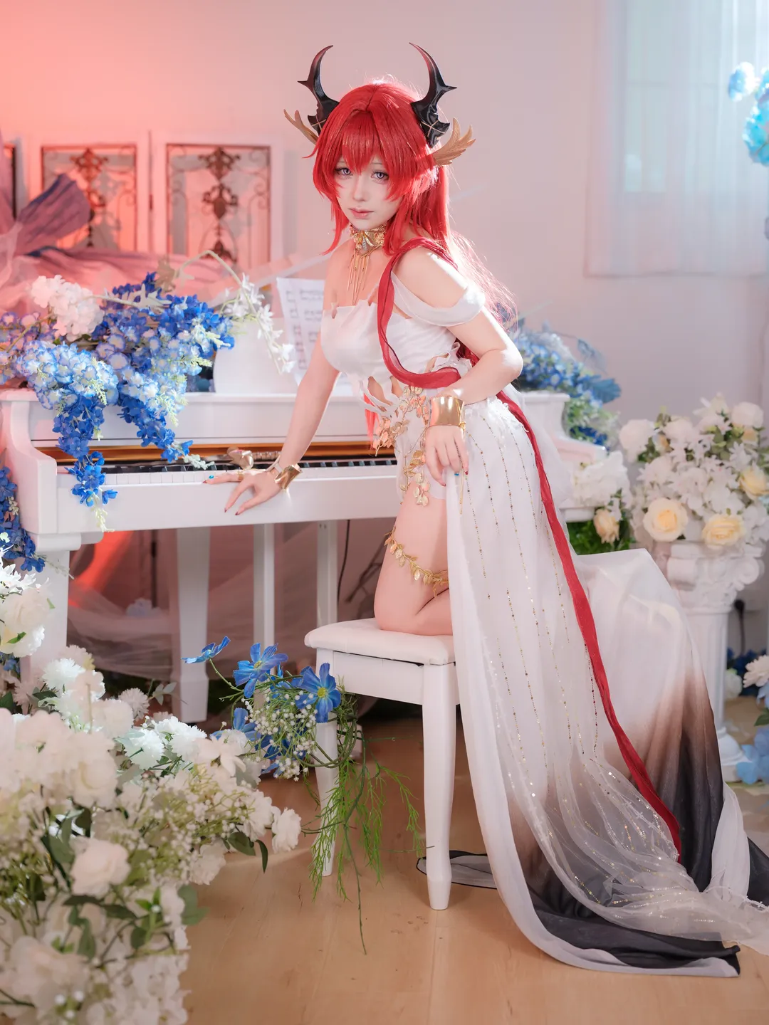 花海摄影, 明日方舟, 二次元写真, 红发造型, 莱万汀cos - 第2张