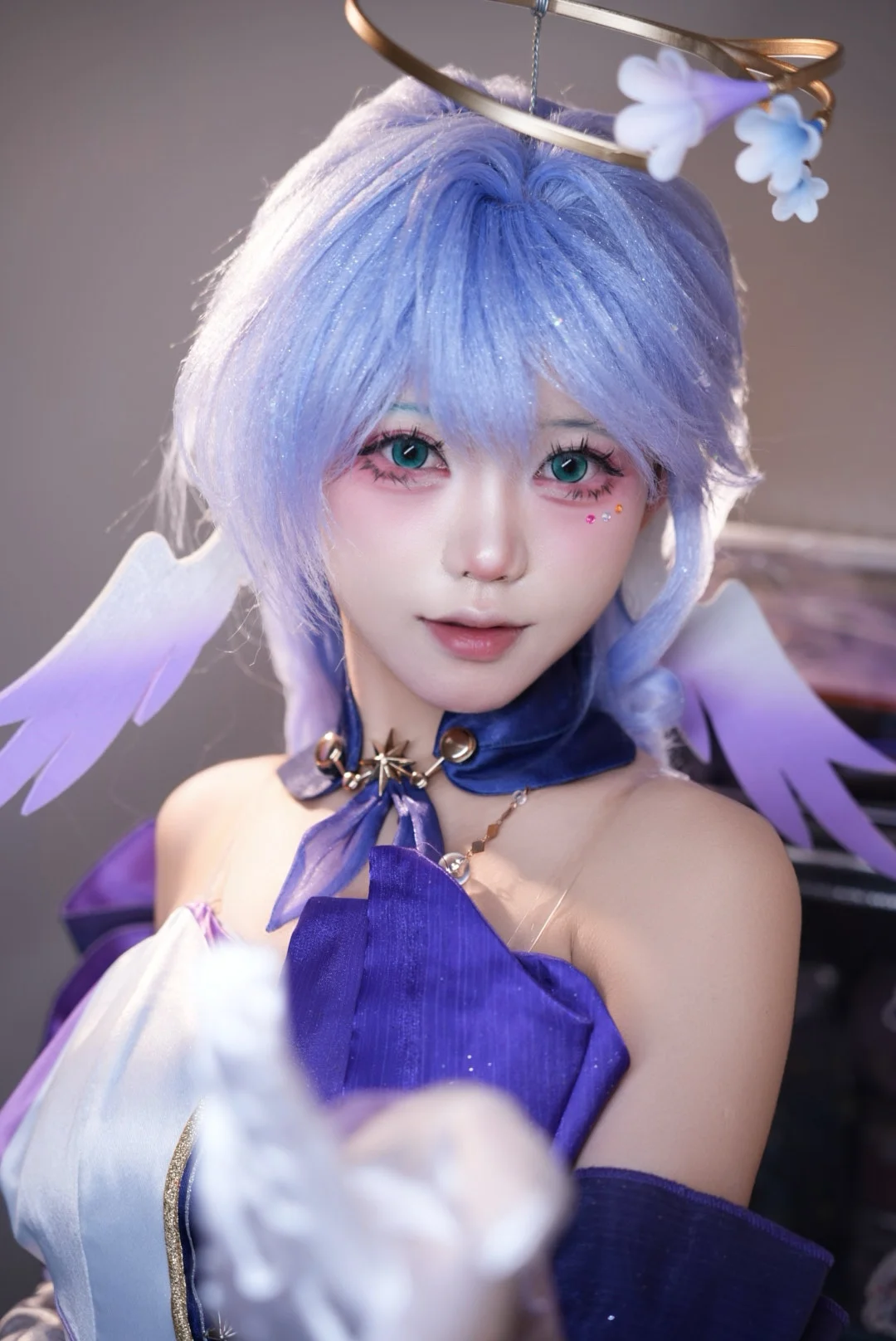 Honkai: Star Rail, Robin cosplay, Anime-style makeup and styling, Cosplay wig, Anime convention event