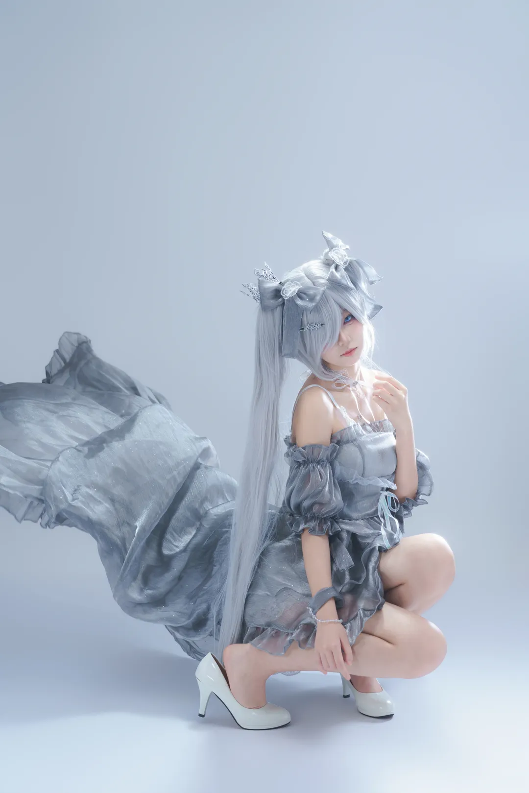 シンデレラ コスプレ, 勝利の女神, コスプレ撮影, スタジオポートレート, シルバーグレーの洋装 - 1枚目