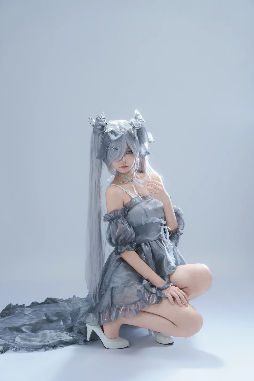シンデレラ コスプレ, 勝利の女神, コスプレ撮影, スタジオポートレート, シルバーグレーの洋装 - 2枚目
