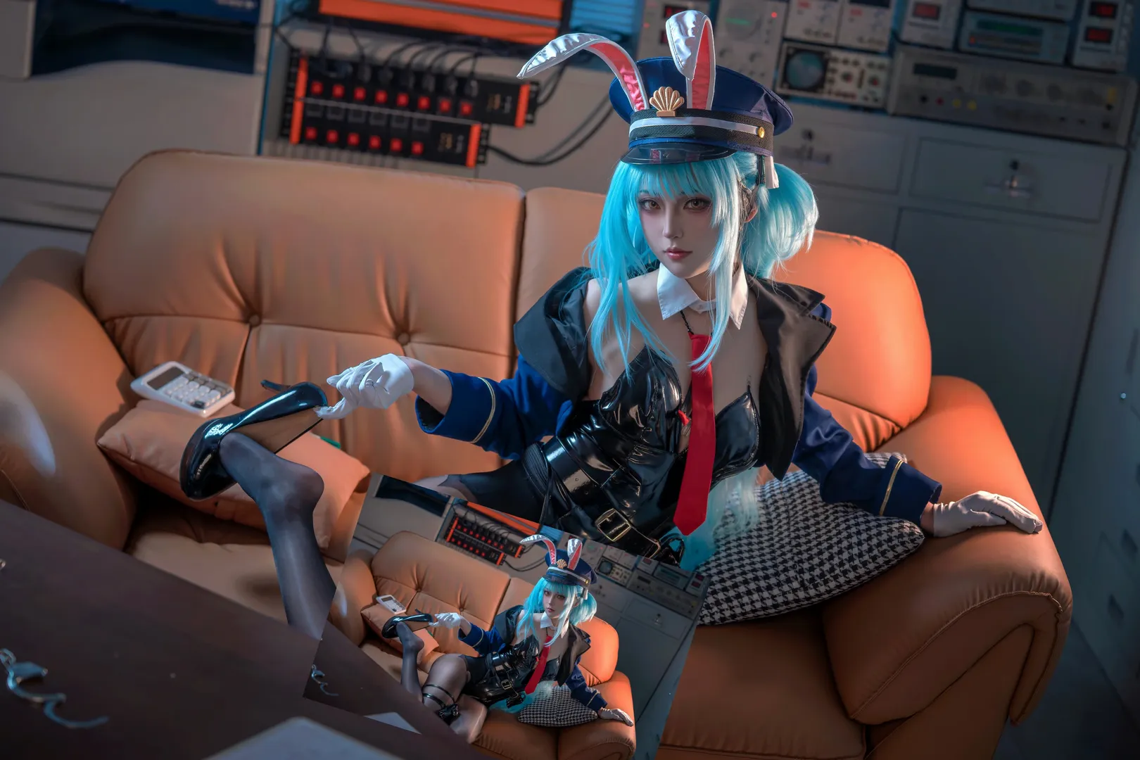 アズールレーン, 黒タイツ コーデ, ネプチューン コスプレ, うさ耳保安官, 光沢ラバースーツ - 1枚目