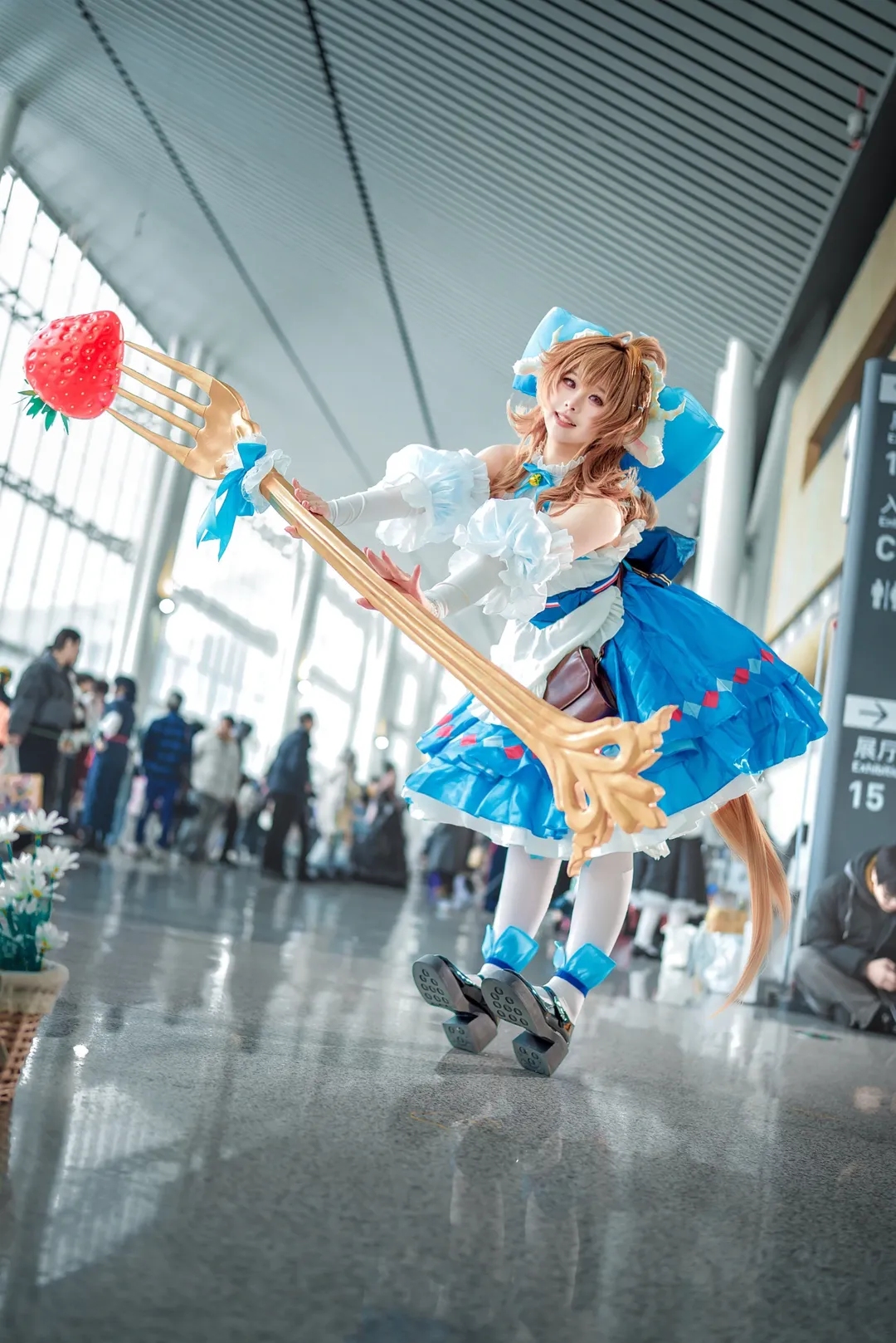 Convention photos, Arknights, Eyjafjalla Cosplay, White thigh-highs outfit, Low-angle photography - Image 2