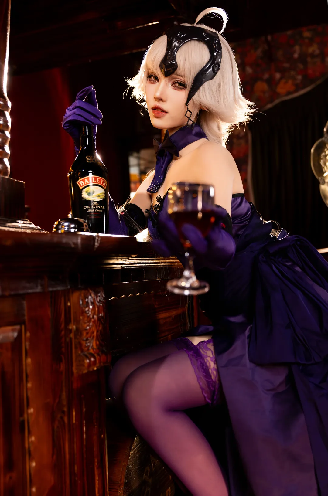 cosplay, Fate, 黑贞德cos, 复古酒吧, 紫色丝袜 - 第3张