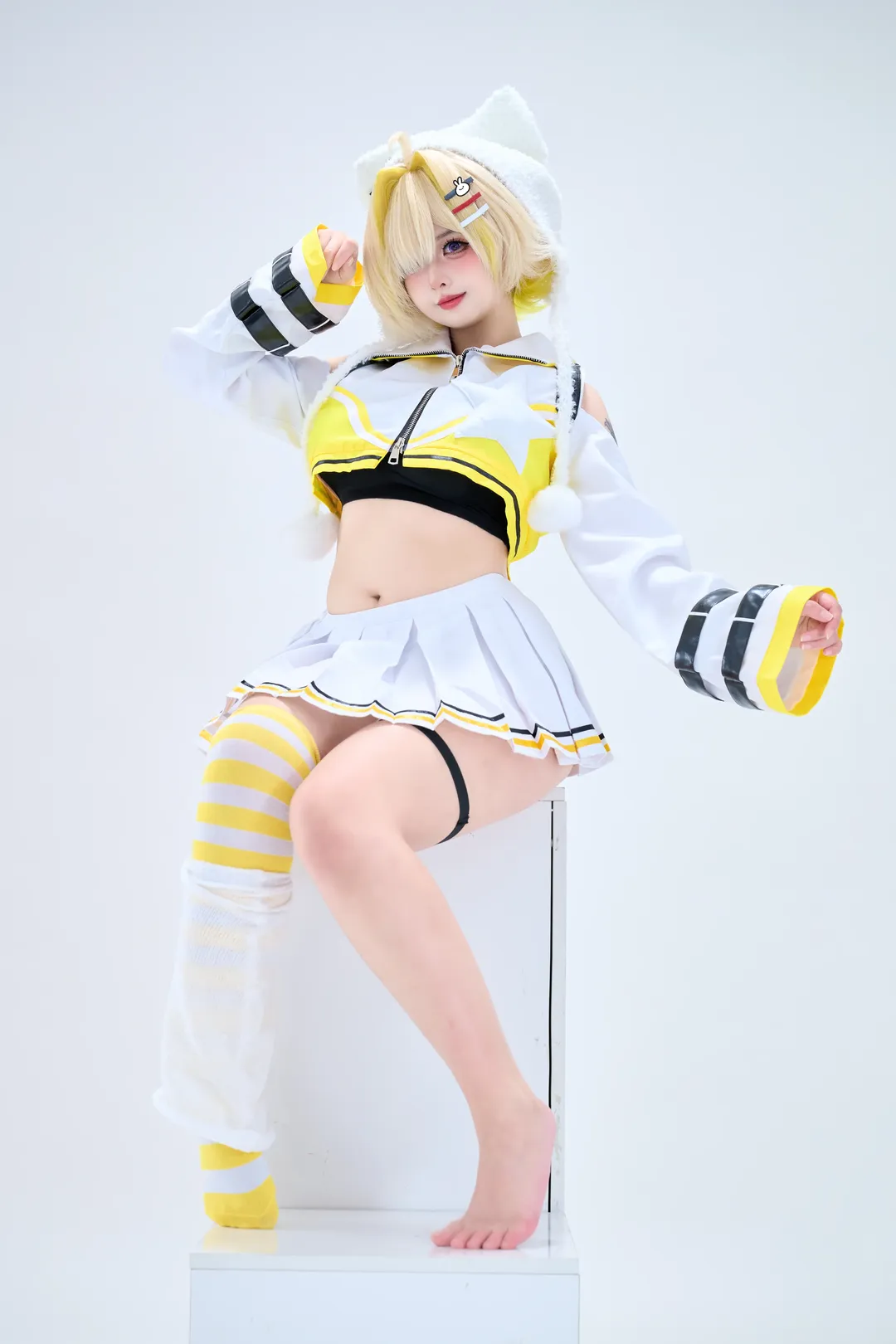 胜利女神nikke, cosplay摄影, 伊莱格cos, 条纹长袜, 白黄配色穿搭
