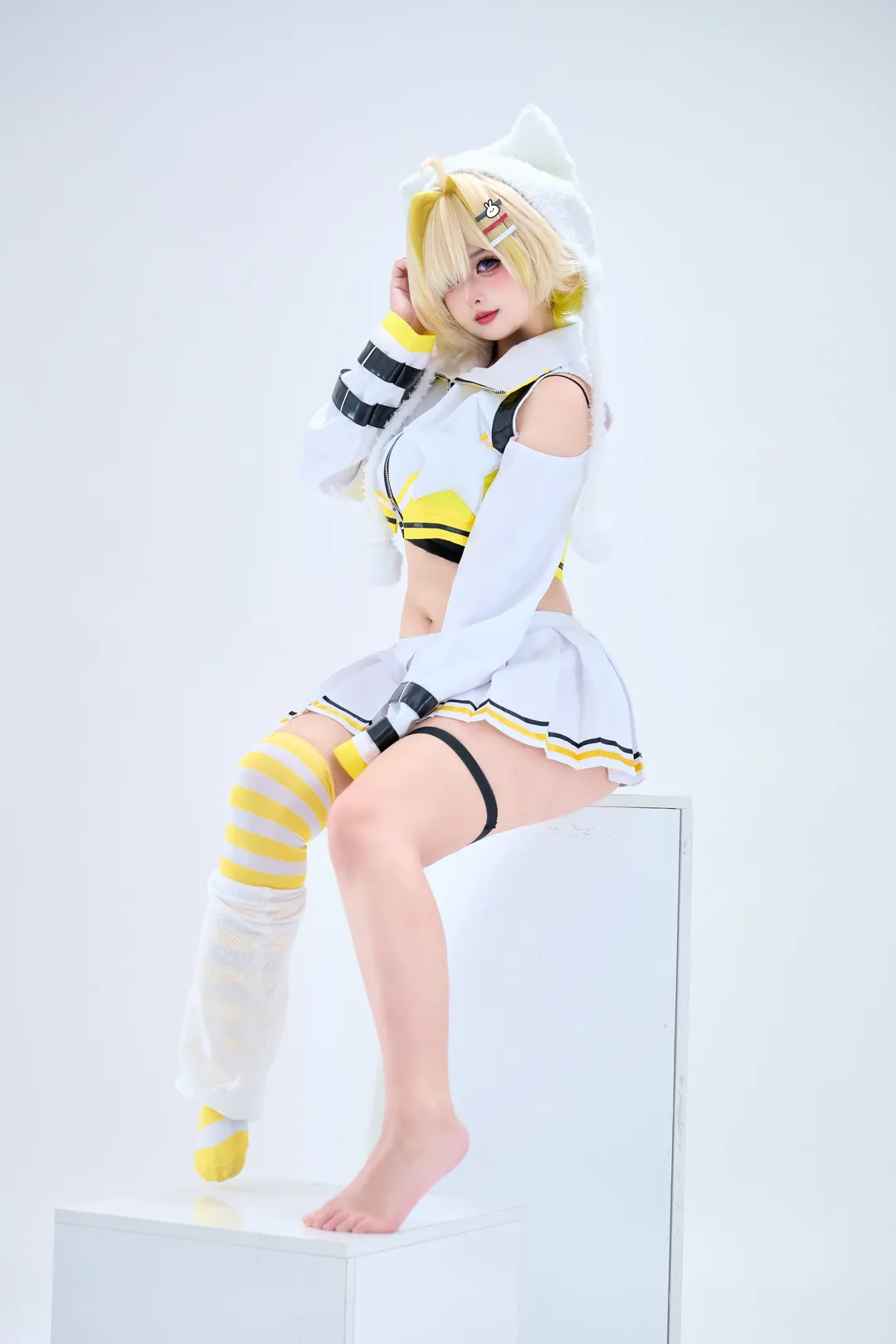 Goddess of Victory: Nikke, Cosplay photography, Eleg cosplay, Striped long socks, White and yellow outfit - Image 2