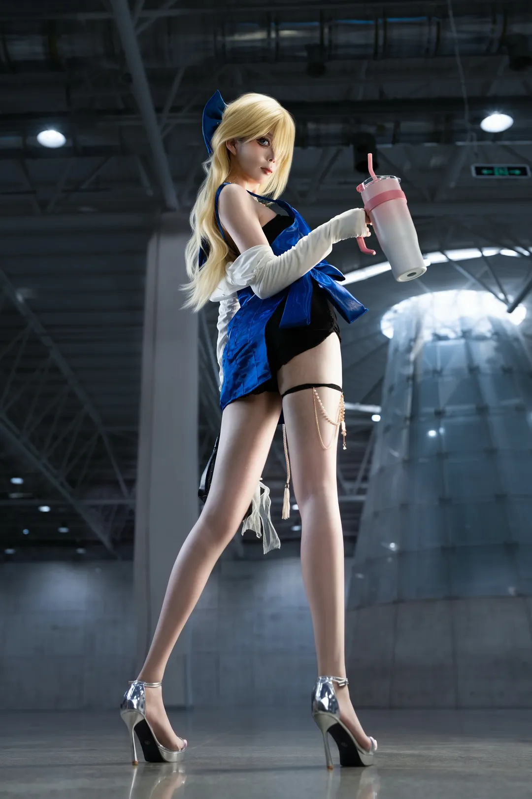漫展返图, 蓝色系cosplay, 威廉明娜cos, 棕色尘埃, 高跟鞋穿搭 - 第2张