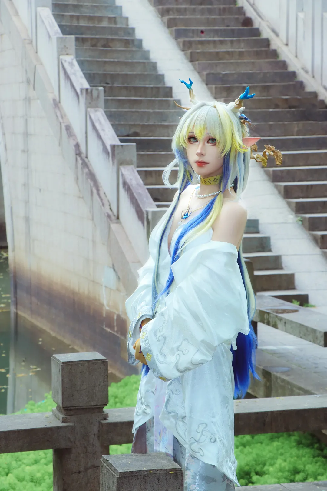 魔女cos, 明日方舟cos, 红裙造型, 腿环配饰, 蓝色光影 - 第1张