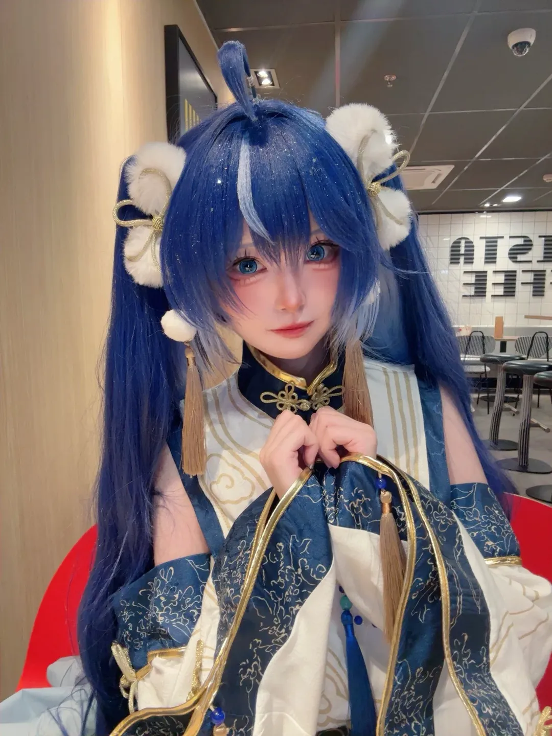 Wuthering Waves, Iuno cosplay, Blue hair, Hanfu elements, Cosplay street snap - Image 2
