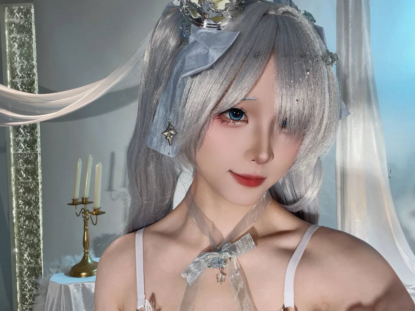 勝利の女神：NIKKE, シンデレラ コスプレ, 銀髪ツインテール, レッグガーターコーデ, 仙女風ドレス - 1枚目