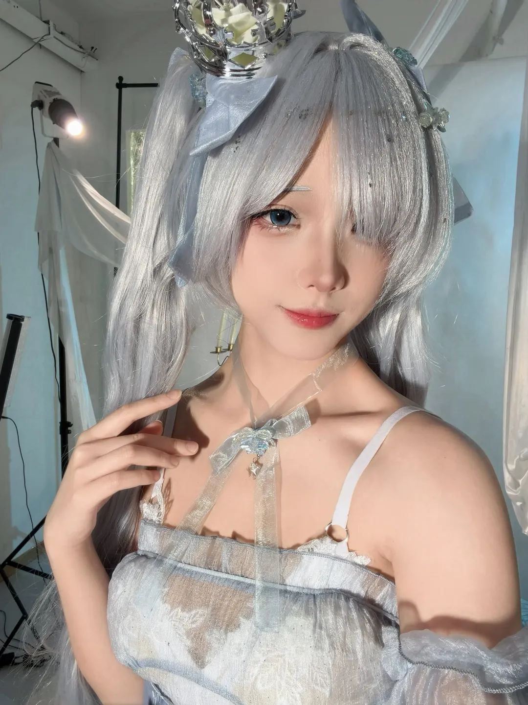 勝利の女神：NIKKE, シンデレラ コスプレ, 銀髪ツインテール, レッグガーターコーデ, 仙女風ドレス - 4枚目
