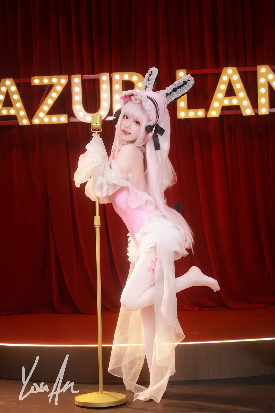 うさ耳衣装, 舞台写真, イベント写真, 白ストッキング, アズールレーン コスプレ - 2枚目