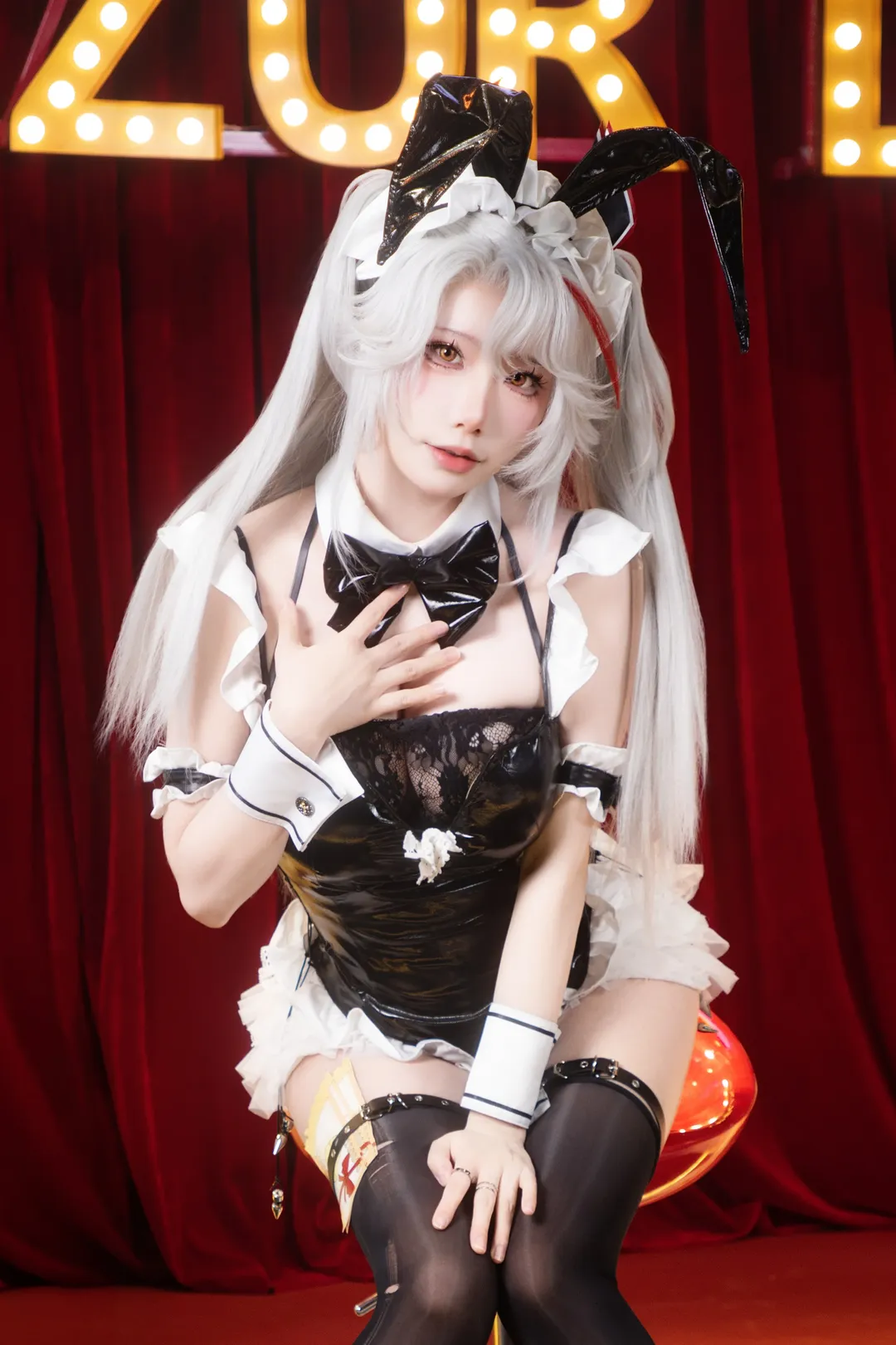 アズールレーン, 舞台写真, プリンツ・オイゲン コスプレ, エナメルメイド服, ストッキング コスプレ
