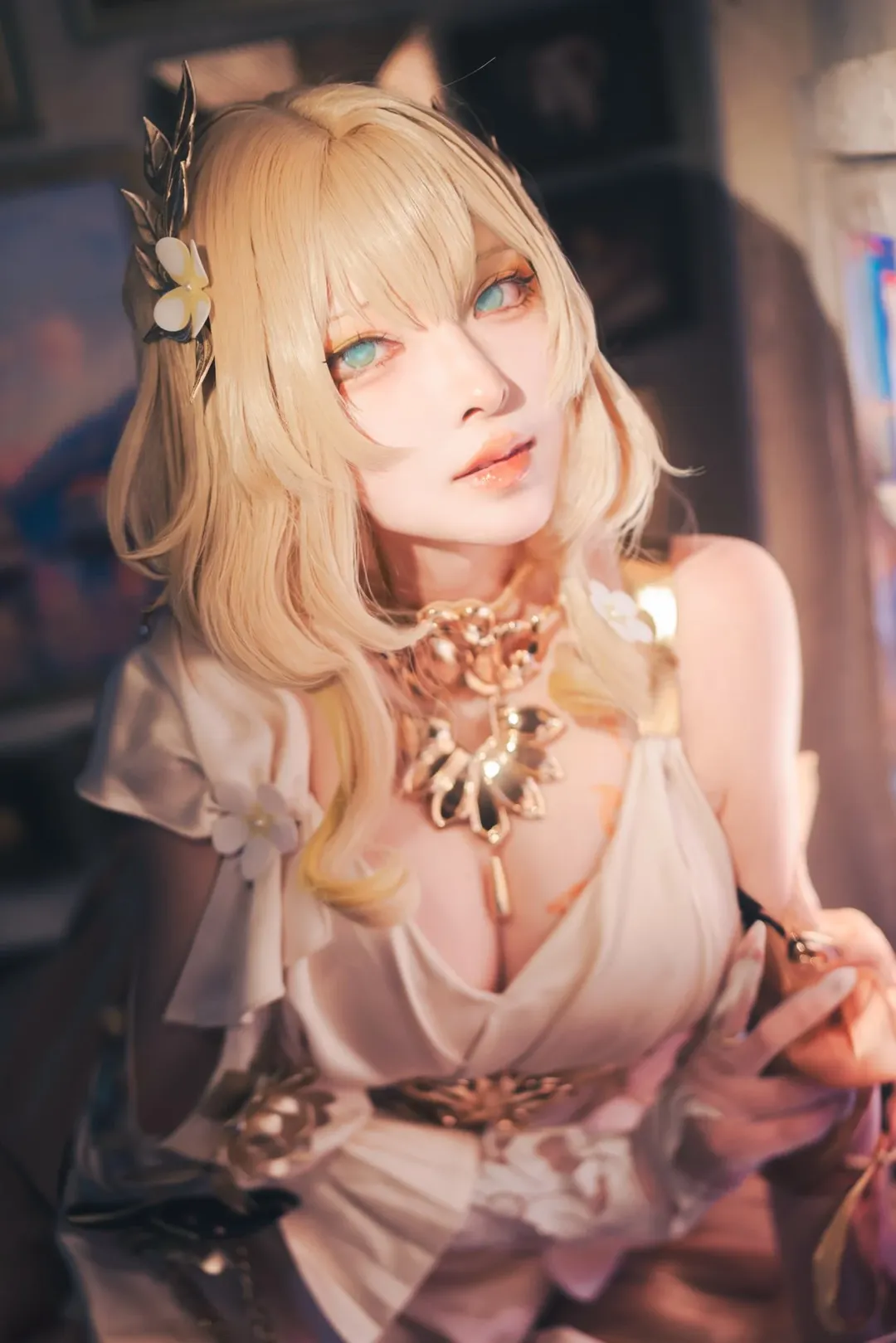 Aglaea Cosplay, Honkai: Star Rail, Anime cosplay, Blonde hair with colored contacts, Warm light atmosphere