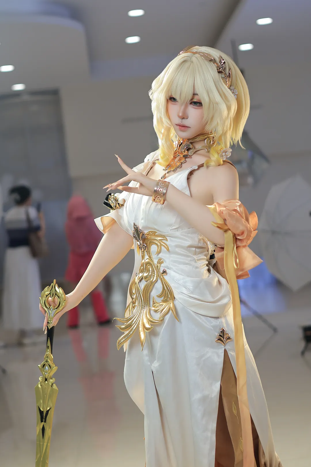 Aglaea Cosplay, Honkai: Star Rail, Convention photos, Casual cosplay, Gold-themed outfit